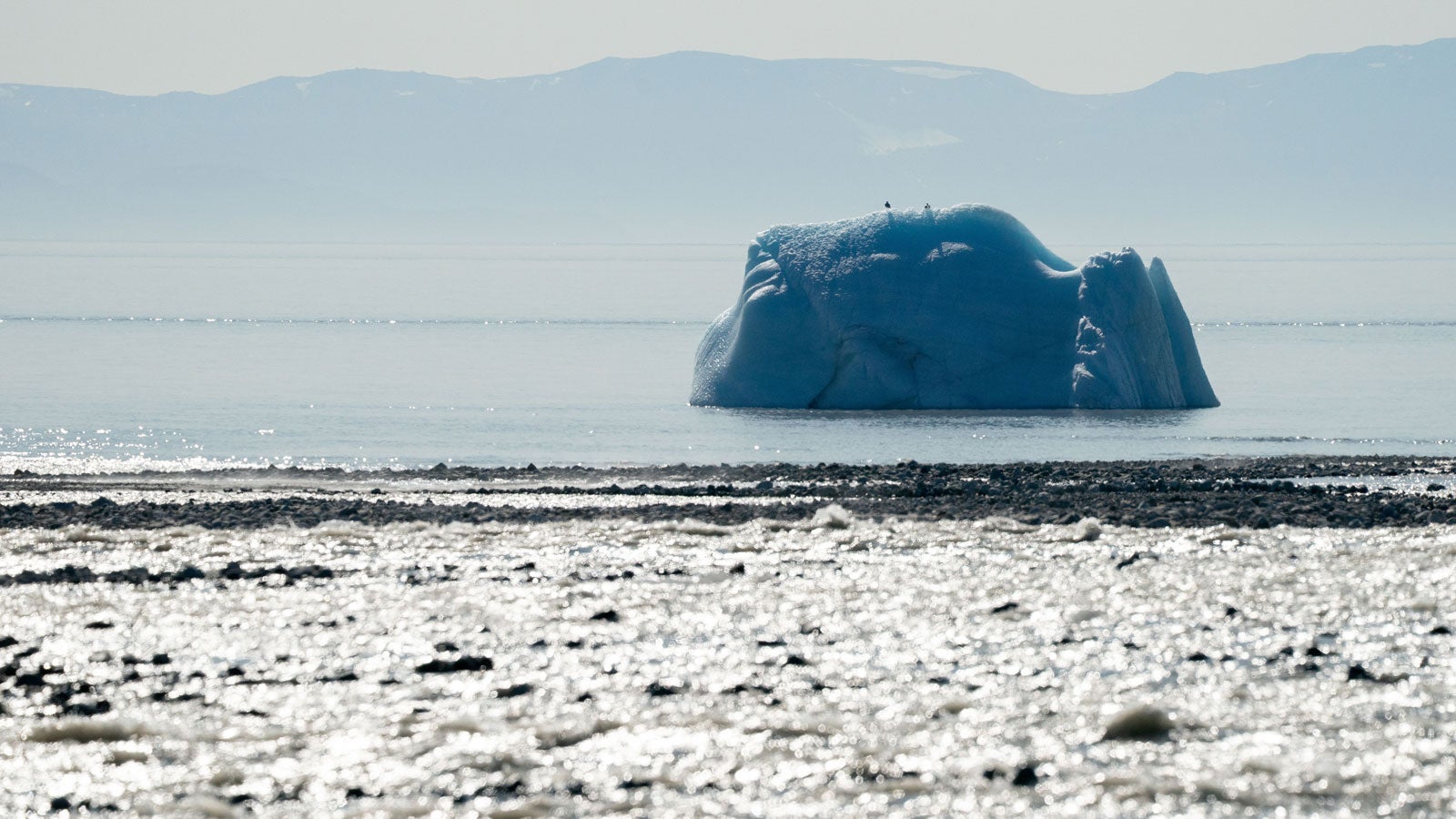 ARCHIV - 15.08.2019, Kanada, Pond Inlet: Ein Eisberg treibt bei Pond Inlet, in der kanadischen Arktis, im Meer. Die Erderw&auml;rmung ist hier zwei bis drei Mal so stark wie in anderen Weltregionen. (zu "Ist der Kampf gegen den Klimawandel zu gewinnen? - Experten uneinig") Foto: Kay Nietfeld/dpa +++ dpa-Bildfunk +++