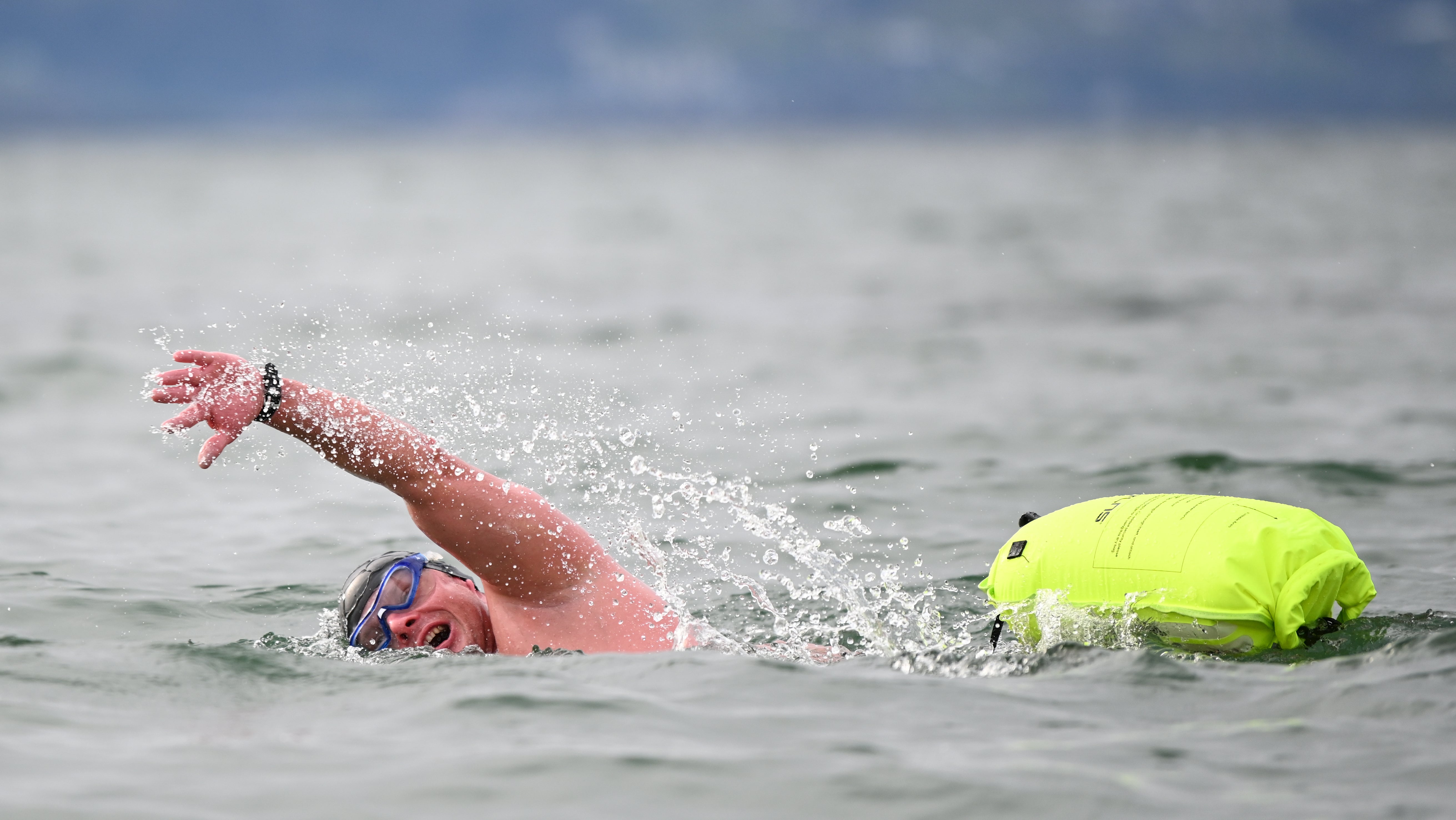 Wasserburg Am Bodensee: Der 37-j&auml;hrige Eisschwimmer Paul Bieber schwimmt im Bodensee vor Wasserburg, w&auml;hrend er von Rettungsschwimmern im Boot begleitet wird. 