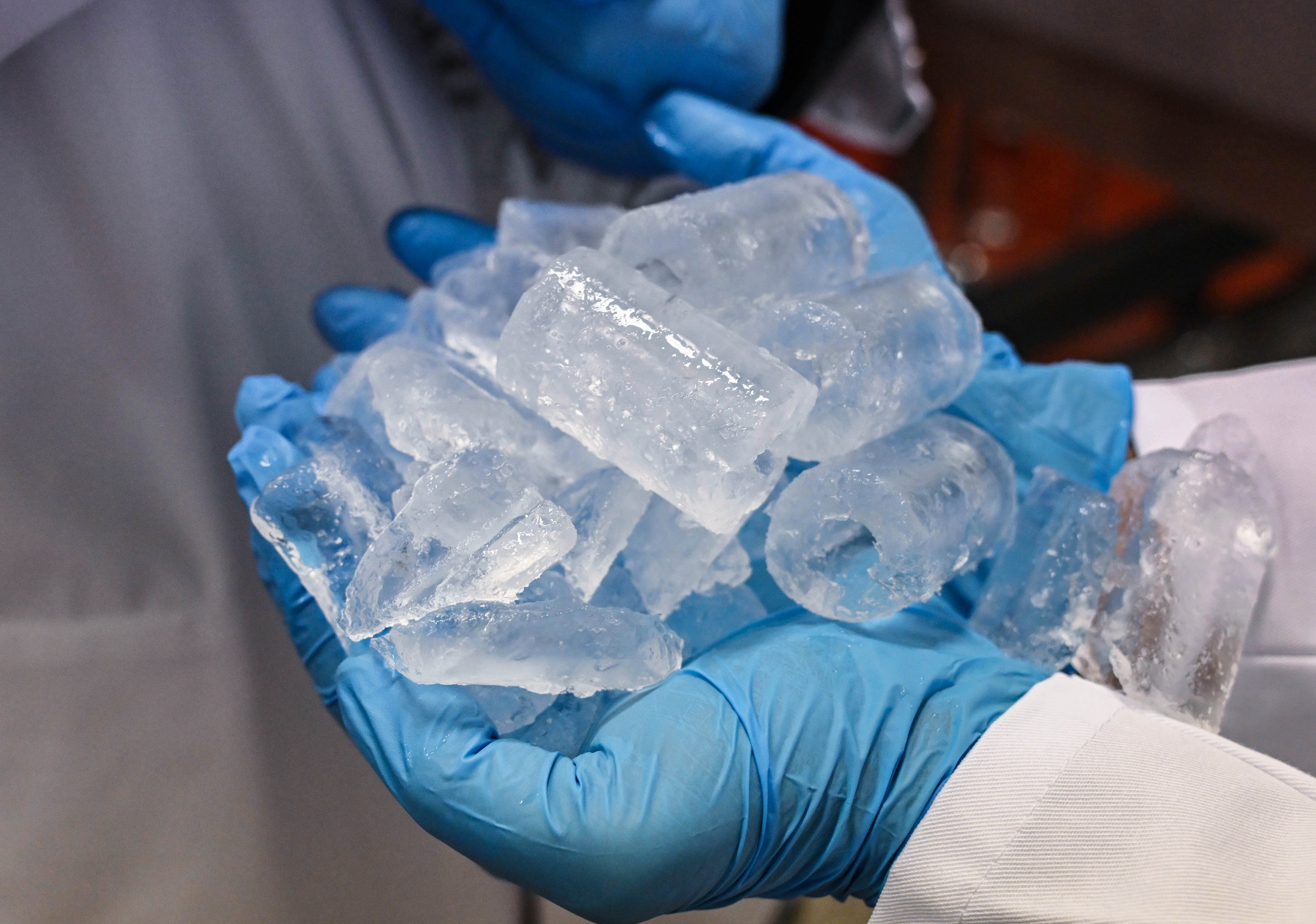 24.06.2026, Baden-W&uuml;rttemberg, Birkenfeld: Bei der Firma Crio Ice mit der Marke Icefrocks werden frisch produzierte Eisw&uuml;rfel gezeigt. (Uli Deck/dpa)
