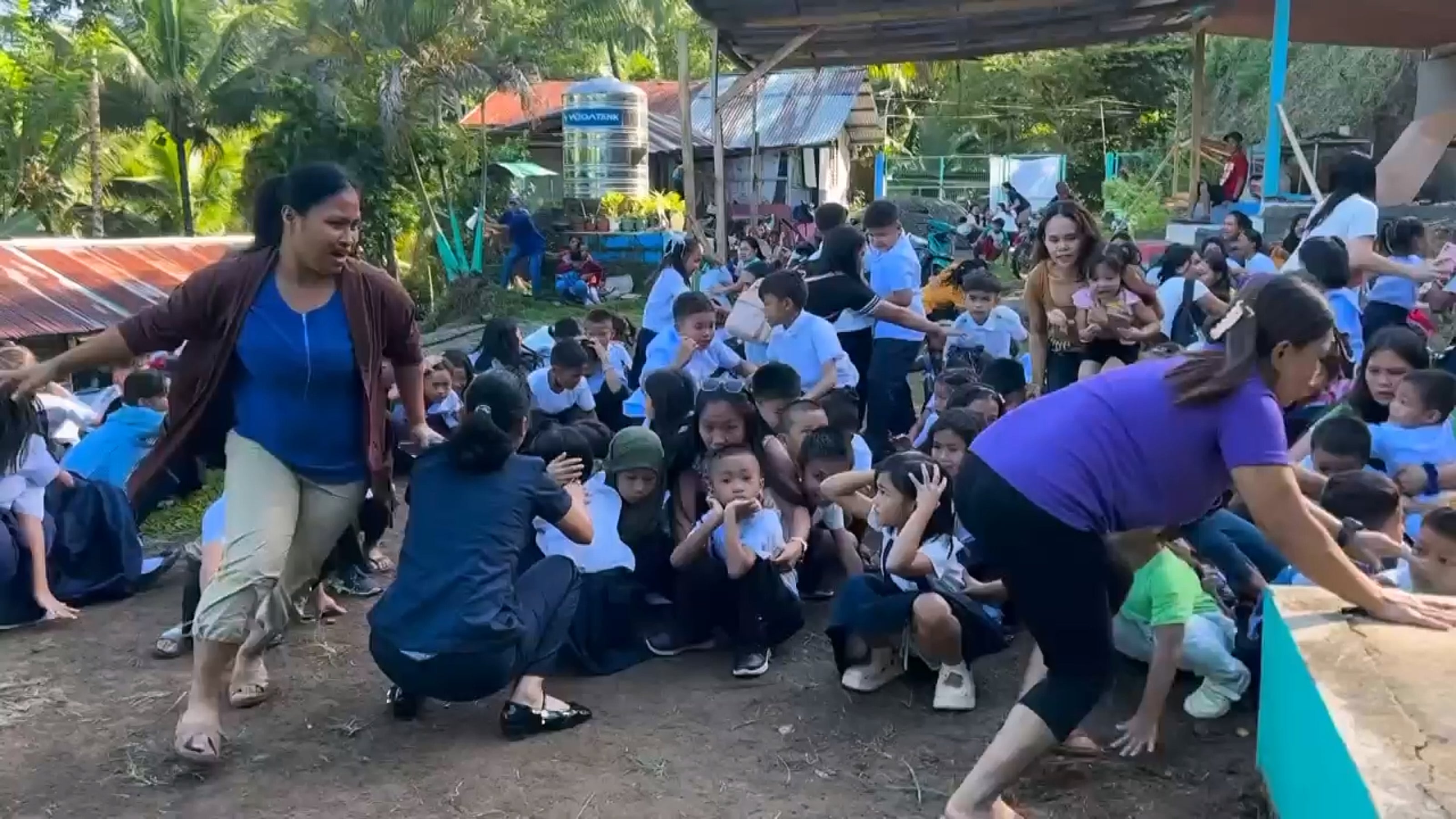 ACHTUNG: Nur zur redaktionellen Verwendung und nur mit vollst&auml;ndiger Nennung des vorstehenden Credits

08.06.2026, Philippinen, Malita: Dieses Bild, das aus einem vom Bildungsministerium (DepEd) der Mahayahay-Grundschule zur Verf&uuml;gung gestellten Video stammt, zeigt Schulkinder, die in der Provinz Davao Occidental auf ein starkes Erdbeben reagieren. Das Beben der St&auml;rke 7,8 hatte am Morgen (Ortszeit) die s&uuml;dliche Insel Mindanao ersch&uuml;ttert, Geb&auml;ude einst&uuml;rzen lassen und Menschen in Panik auf die Stra&szlig;en getrieben. (Uncredited/DepEd Mahayahay Elementary School via AP/dpa)
