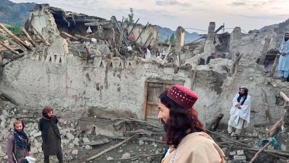 ARCHIV - 22.06.2022, Afghanistan, Paktika Province: Auf diesem von der staatlichen Nachrichtenagentur Bakhtar ver&circ;ffentlichten Foto gehen Menschen durch Tr&cedil;mmer, verursacht durch ein Erdbeben in der ostafghanischen Provinz Paktika. Durch die Erdst&circ;ﬂe vom 21. Juni 2022 (St&permil;rke 6,1) in Afghanistan kamen nach offiziellen Angaben mehr als 1150 Menschen ums Leben. (zu dpa St&permil;rkstes Erdbeben 2022 in Mexiko, folgenschwerstes in Afghanistan) Foto: Uncredited/Bakhtar News Agency/AP/dpa +++ dpa-Bildfunk +++