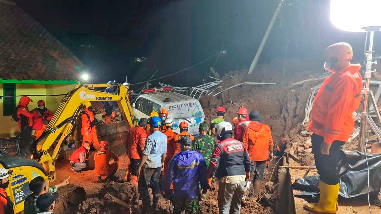 10.01.2021, Indonesien, Cihanjuang: Retter suchen am Ort eines Erdrutsches im Dorf Cihanjuang nach Menschen. Ein durch heftige Regenf&permil;lle ausgel&circ;ster Erdrutsch hat in Indonesien am Samstagabend mindestens elf Menschen get&circ;tet und weitere 18 verletzt. (zu dpa:&dagger;"Mindestens elf Tote nach Erdrutsch in Indonesien") Foto: -/Indonesian National Disaster Mitigation Agency/AP/dpa +++ dpa-Bildfunk +++