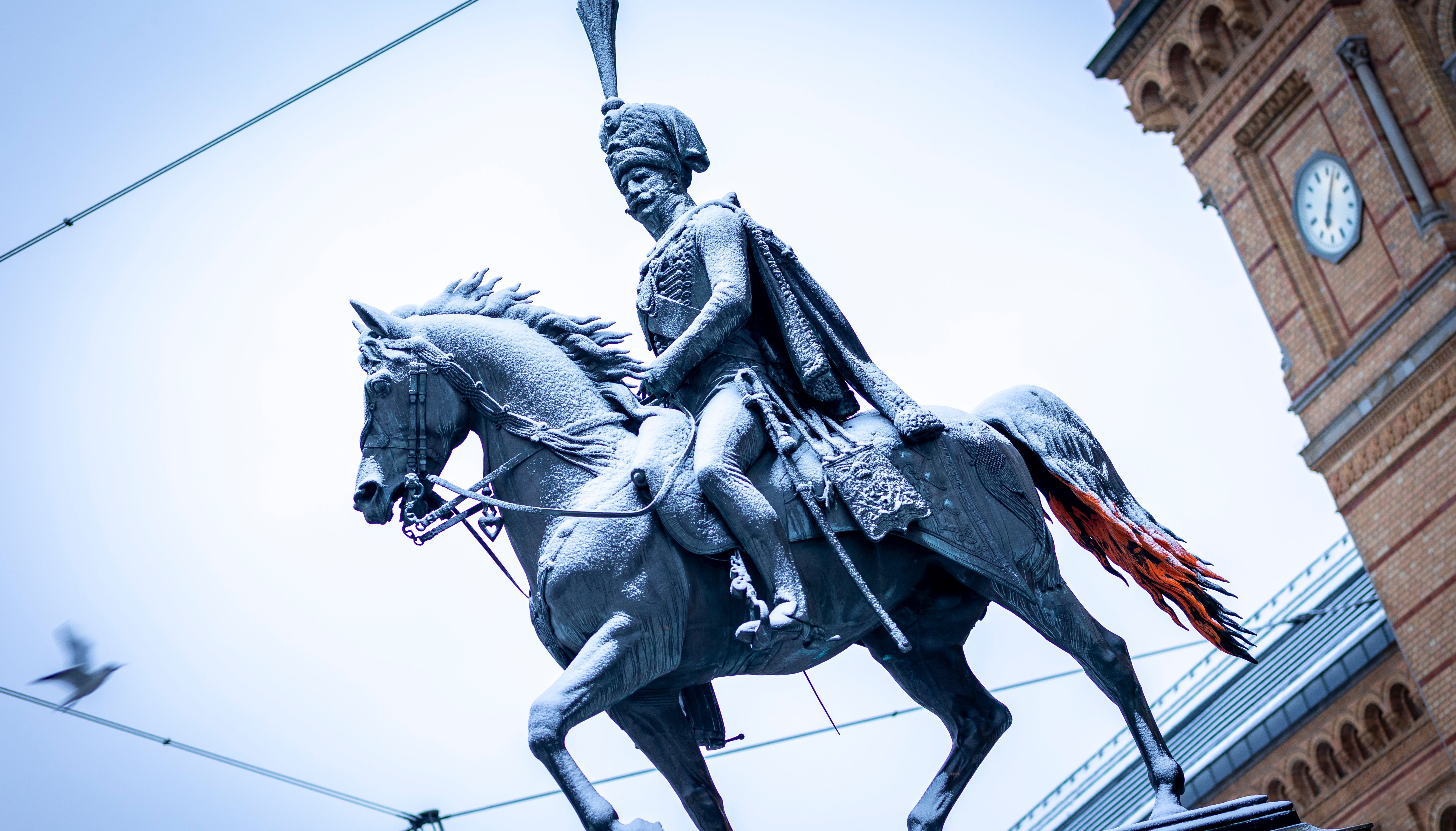 09.03.2023, Niedersachsen, Hannover: Schnee bedeckt am Morgen das Ernst-August-Denkmal vor dem Hauptbahnhof. (Moritz Frankenberg/dpa)

