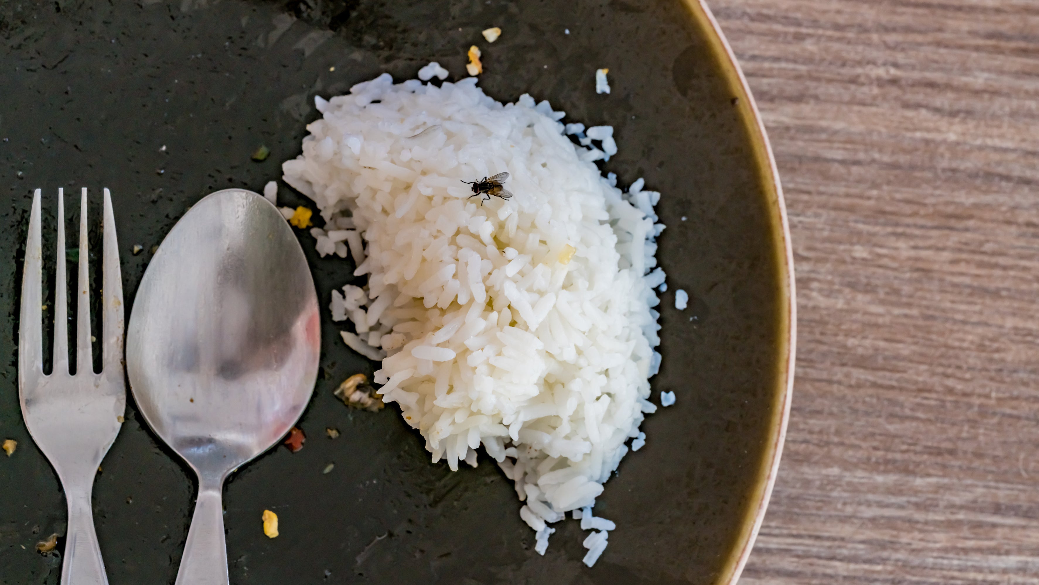 Essensreste liegen auf einem Teller