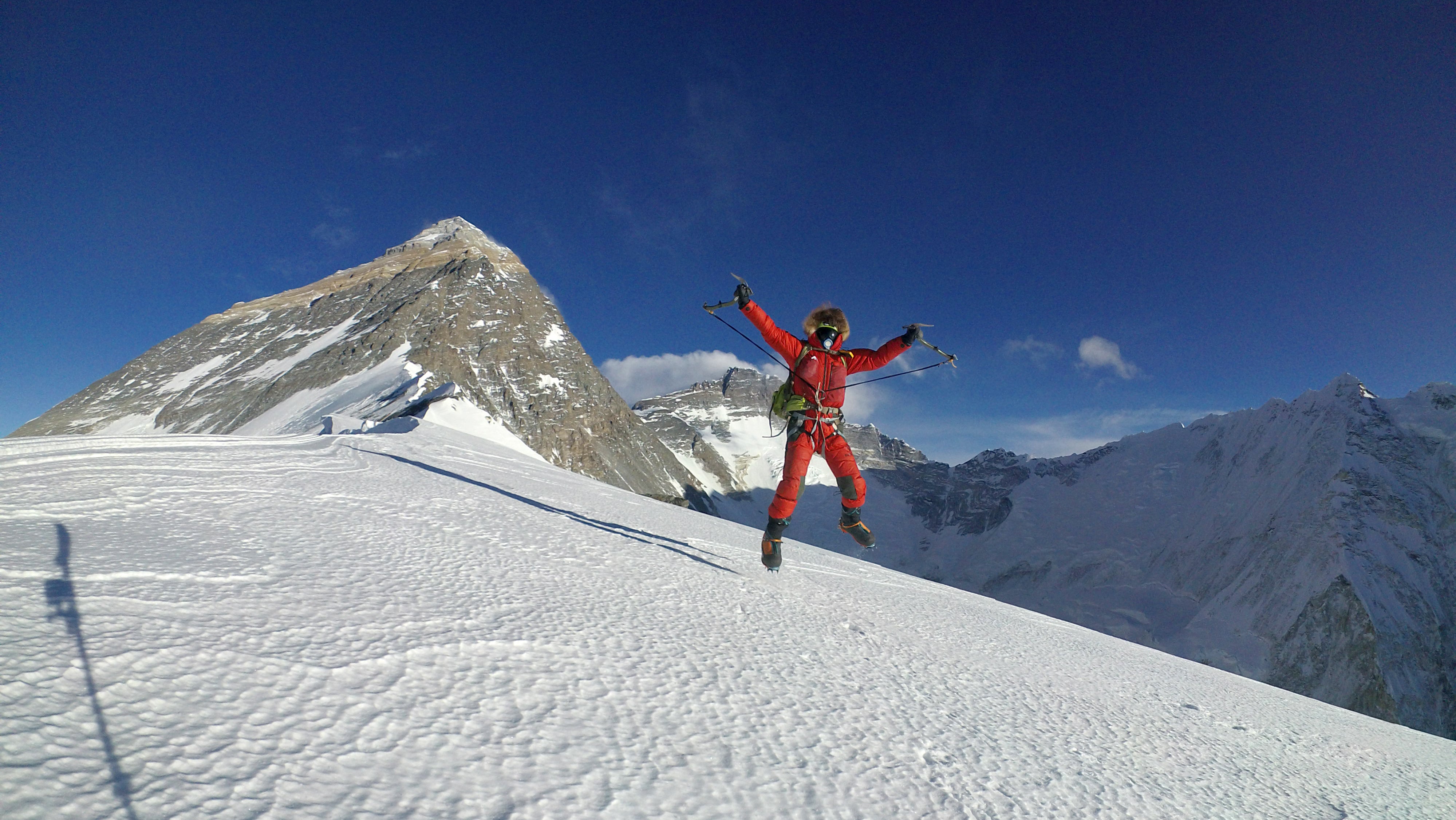 HANDOUT - 24.02.2020, Nepal, ---: ARCHIV - Jost Kobusch am Westgrat des Mount Everest auf 7350 Meter H&ouml;he. Viele Bergsteigerinnen und Bergsteiger haben den Traum, einmal auf dem h&ouml;chsten Berg der Welt zu stehen. Aber Jost Kobusch will mehr - er will es sich dabei besonders schwer machen. Und er k&ouml;nnte der erste sein, der es auf diese Weise schafft. (zu dpa &laquo;Mission Everest: Starker Wind setzt deutschem Extrembergsteiger zu&raquo;) Foto: --/Jost Kobusch/dpa - ACHTUNG: Nur zur redaktionellen Verwendung im Zusammenhang mit der aktuellen Berichterstattung und nur mit vollst&auml;ndiger Nennung des vorstehenden Credits +++ dpa-Bildfunk +++