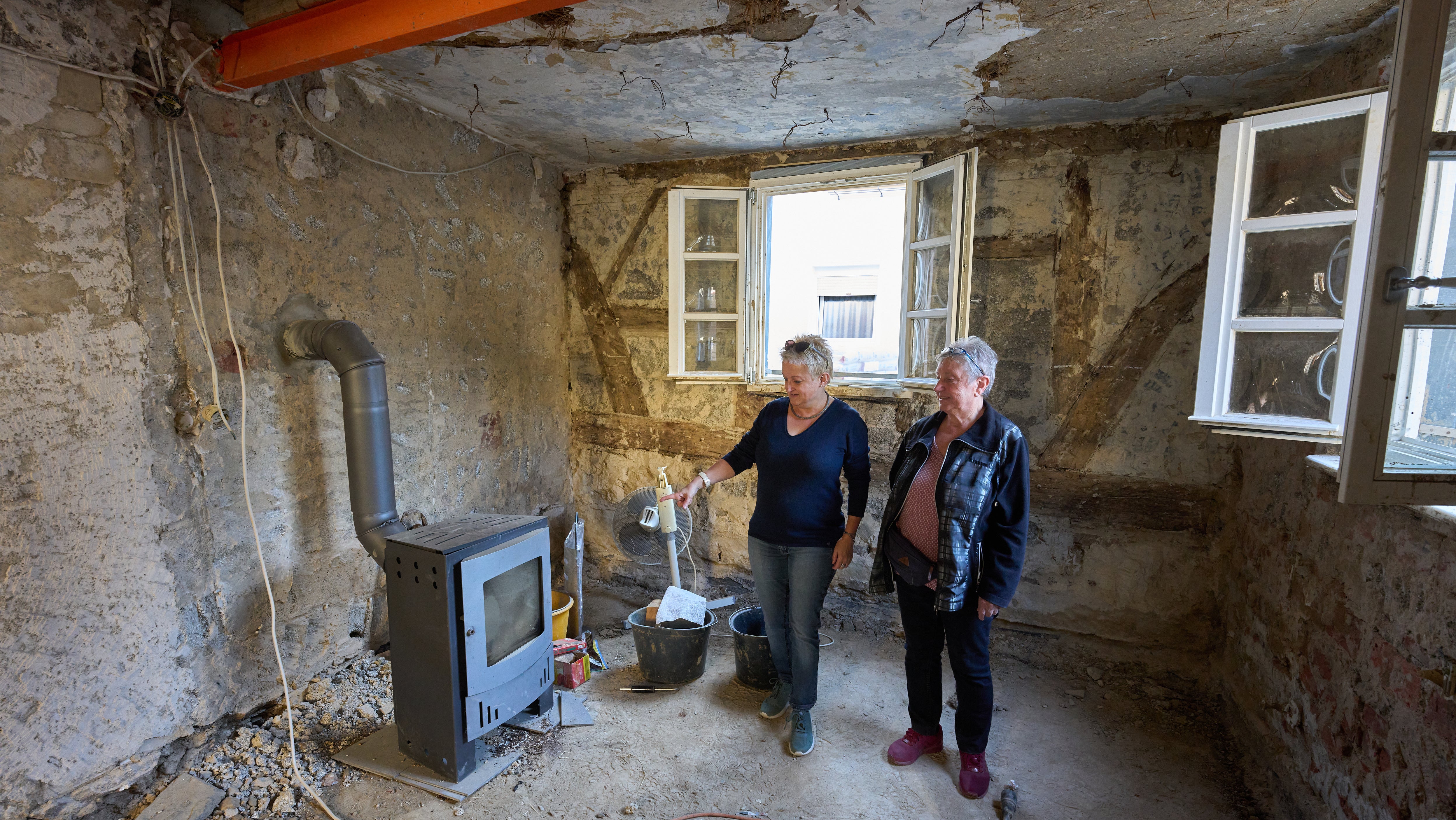 Rheinland-Pfalz, Ahrweiler: Claudia Schulzki (l) und ihre Mutter Ilse stehen in ihrem Fachwerkhaus im historischen Ortskern von Ahrweiler. Die t&ouml;dliche Sturzflut im Ahrtal hat auch Hunderte historische Fachwerkh&auml;user besch&auml;digt oder zerst&ouml;rt - Bewohner und Beh&ouml;rden versuchen m&ouml;glichst viele zu retten. 