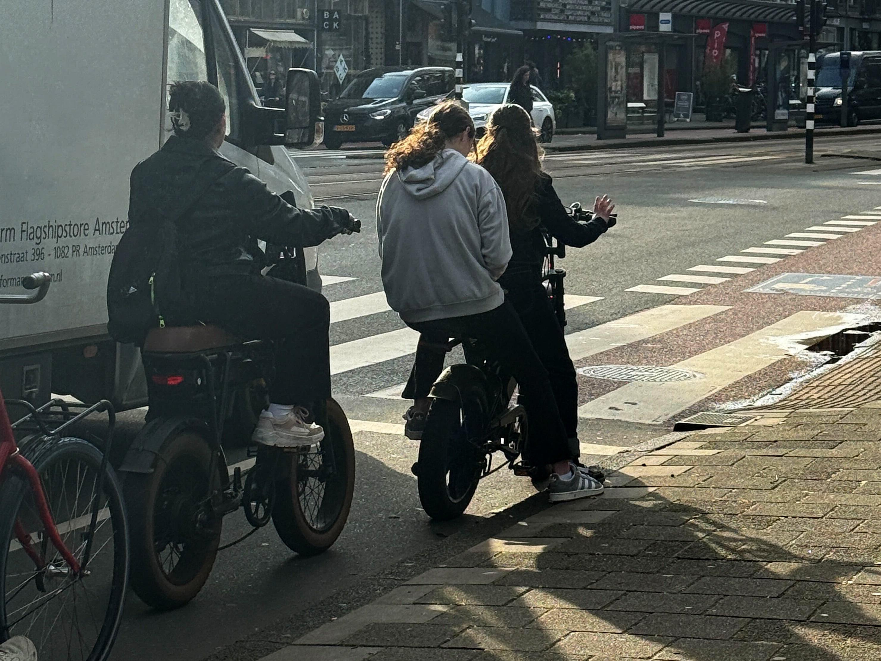 27.02.2026, Niederlande, Amsterdam: Menschen fahren mit Fatbikes durch die Innenstadt. (Annette Birschel/dpa)