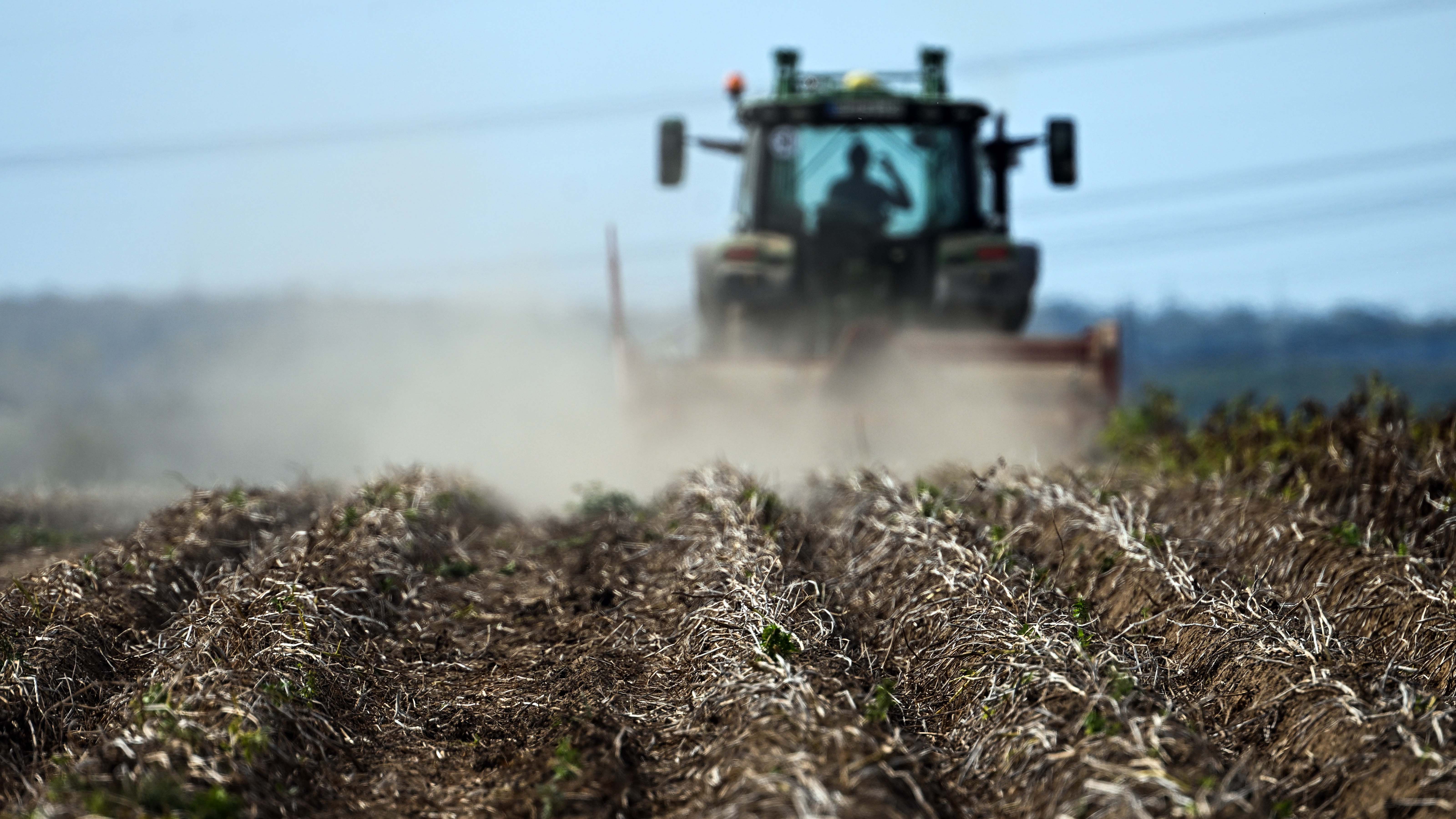 ARCHIV - 13.09.2022, Nordrhein-Westfalen, Pulheim: Ein Landwirt nutzt das sonnige Wetter um sein Feld zu bestellen. Gr&ouml;&szlig;ere R&uuml;cksicht auf den von ihnen bearbeiteten Boden w&uuml;rde Bauern nach einer Studie erheblich h&ouml;here Profite einbringen. (zu dpa &laquo;Agrarstudie: Regenerative Landwirtschaft bringt Bauern h&ouml;here Profite&raquo;) Foto: Federico Gambarini/dpa +++ dpa-Bildfunk +++