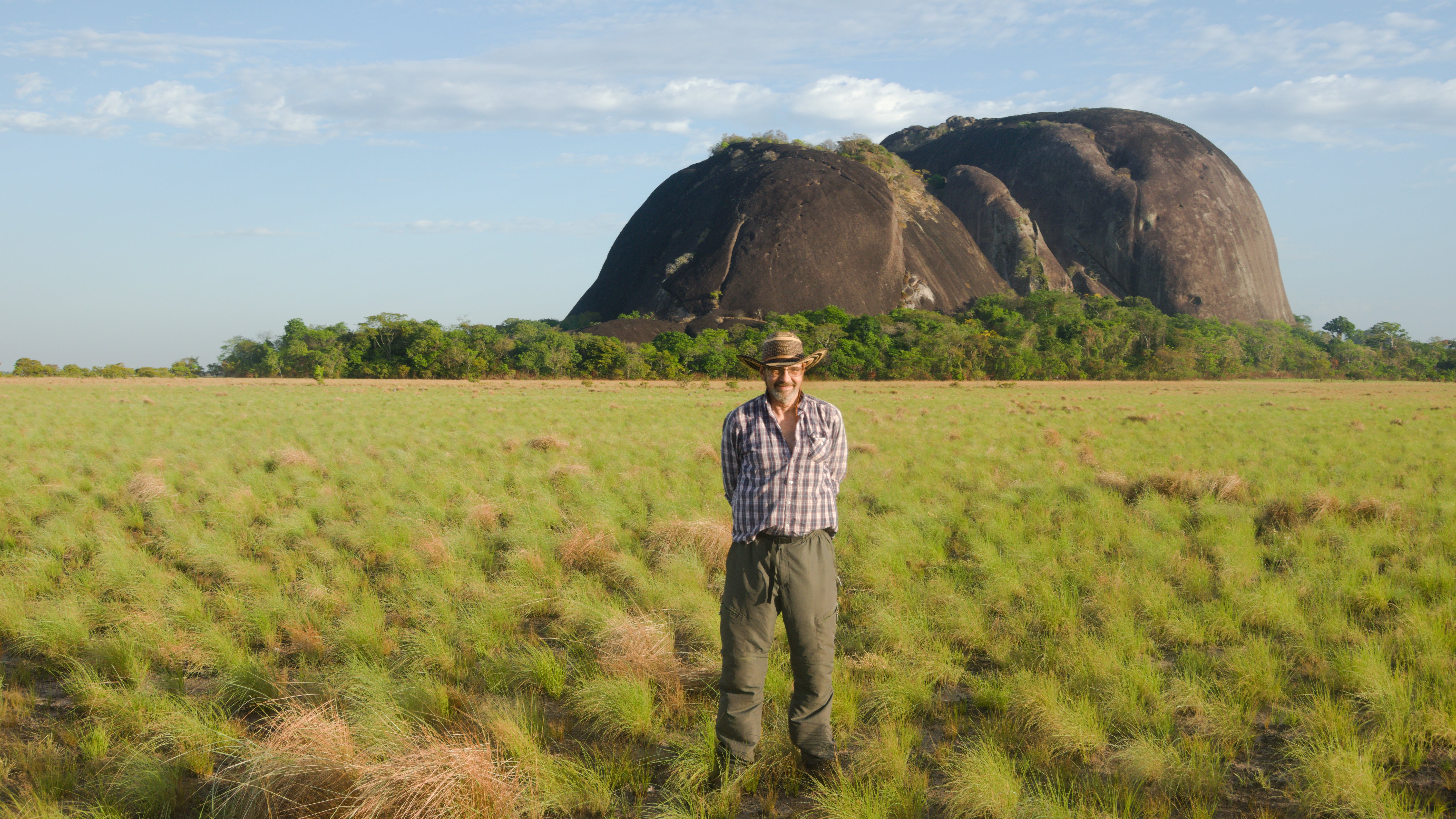 07.02.2023, Venezuela, Cerro Pintado: Auf diesem von dem Forscher Dr. Philipp Riris zur Verf&uuml;gung gestellten Bild ist Projektleiter Dr. Jose Oliver vor dem Granith&uuml;gel am Orinoco zu sehen, an dem monumentale Felskunst entdeckt wurden. (Dr Philip Riris/dpa)
