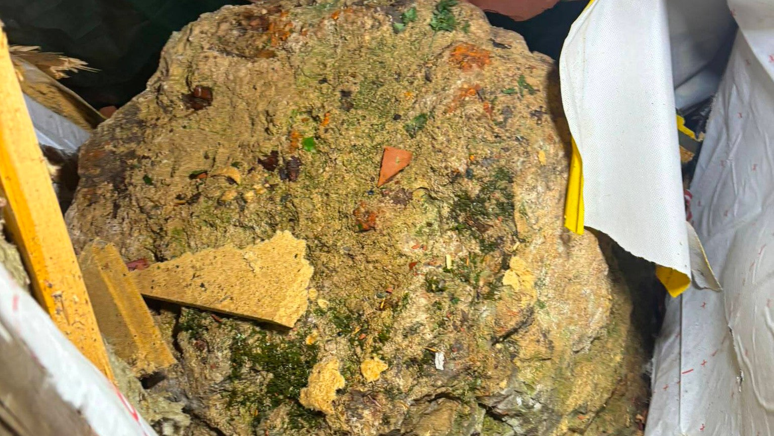 Einen Nahaufnahme zeigt den Felsblock, der w&auml;hrend eines Unwetters in ein Hausdach krachte (Landratsamt T&uuml;bingen/dpa)