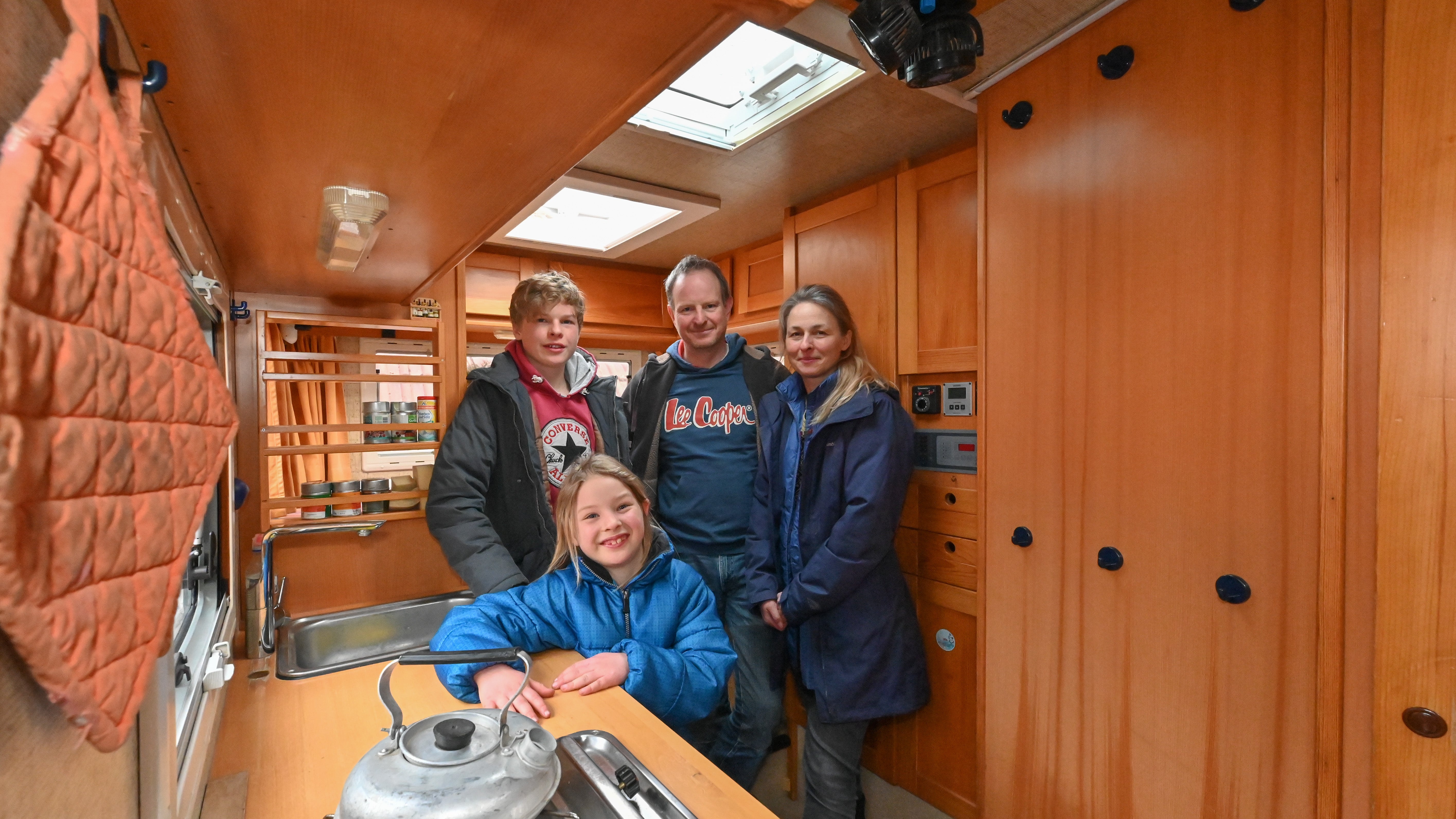 PRODUKTION - 21.03.2023, Brandenburg, M&ouml;nchwinkel: Die Familie Knorn mit den Eltern Magdalena und Jan sowie den Kindern Leo und Antonia stehen Wohnmobil &laquo;Fred&raquo;. Das umgebaute Feuerwehrauto steht fahrbereit auf dem Hof. So, als wollte Familie Knorn gleich wieder aufbrechen zu neuen Ufern, um den eigenen Horizont zu erweitern, antike St&auml;tten zu besuchen, geologische Besonderheiten zu studieren und den Kindern Leo und Antonia zumindest ein St&uuml;ck von der Welt zu zeigen. So, wie sie es im Sommer 2020 getan hatte.      (zu dpa "&laquo;Einfach machen&raquo; - Familie mit Fernweh und Abenteuerlust") Foto: Patrick Pleul/dpa +++ dpa-Bildfunk +++