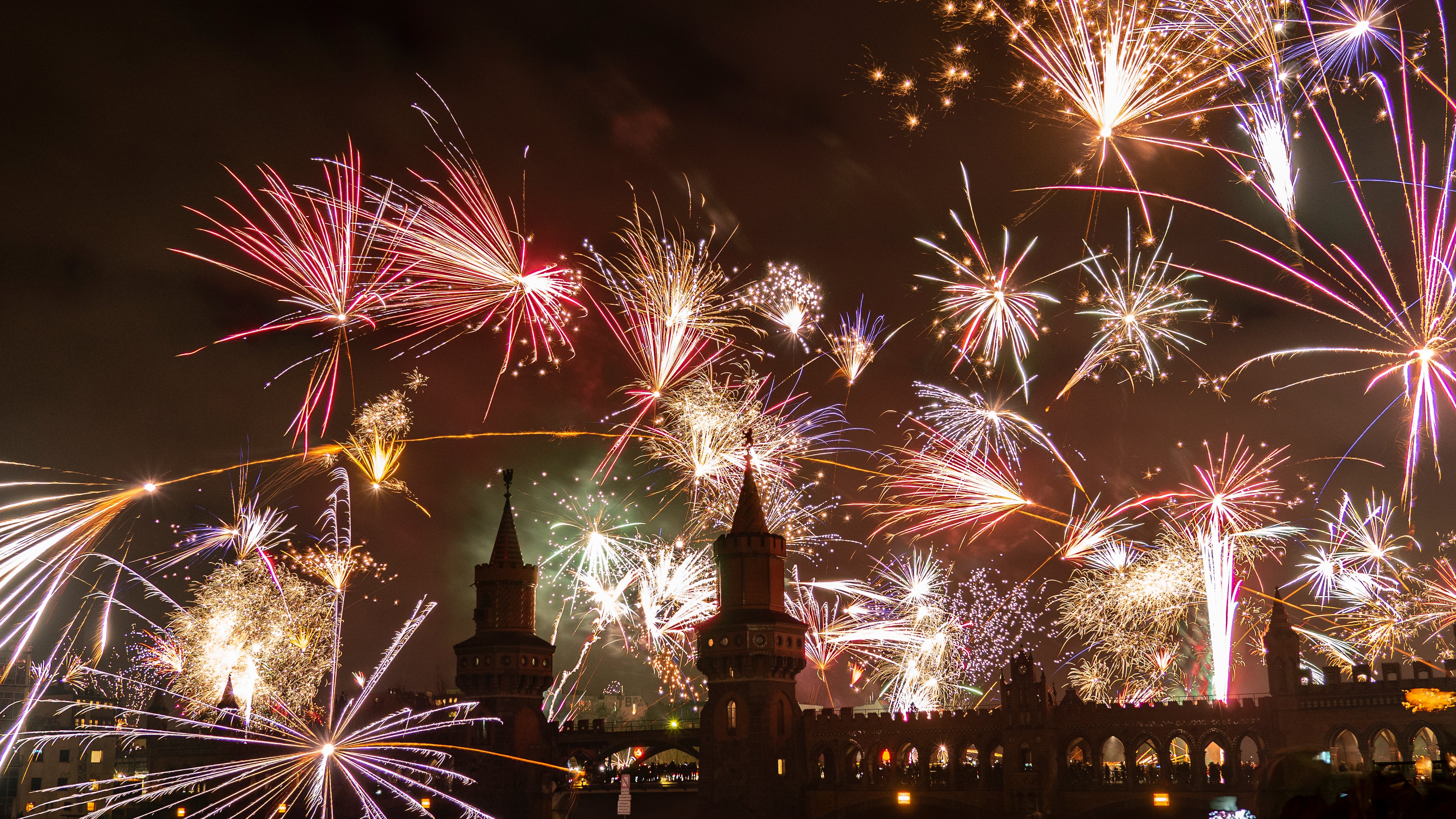 01.01.2020, Berlin: Ein Feuerwerk entl&auml;dt sich &uuml;ber der Oberbaumbr&uuml;cke w&auml;hrend der Neujahrsfeier.