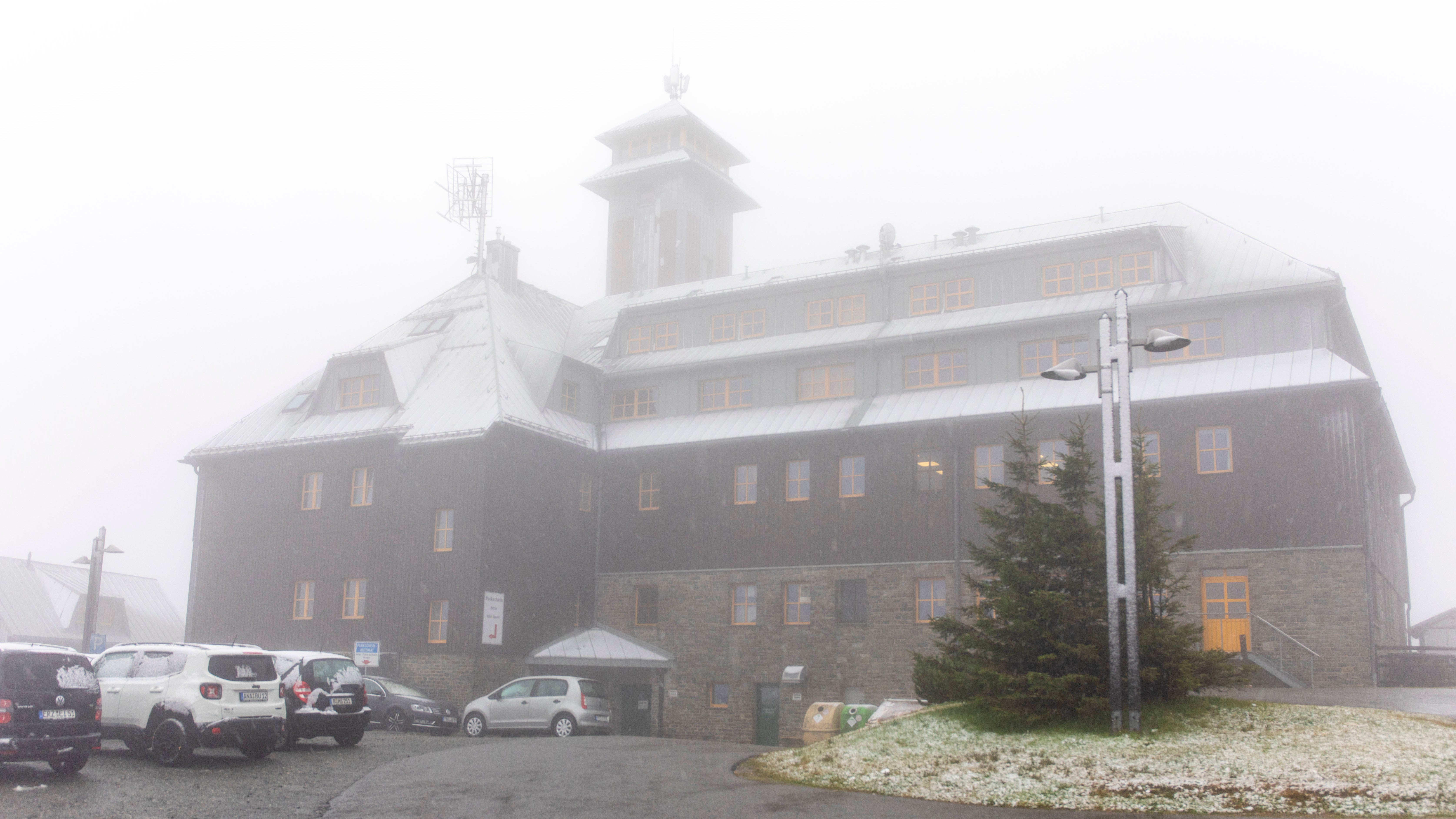 Fichtelberg: Das Hotel Fichtelberghaus ist mit einer leichten Schneeschicht bedeckt. Auf dem 1215 Meter hohen Fichtelberg im s&auml;chsischen Erzgebirge sind die ersten Schneeflocken gefallen.