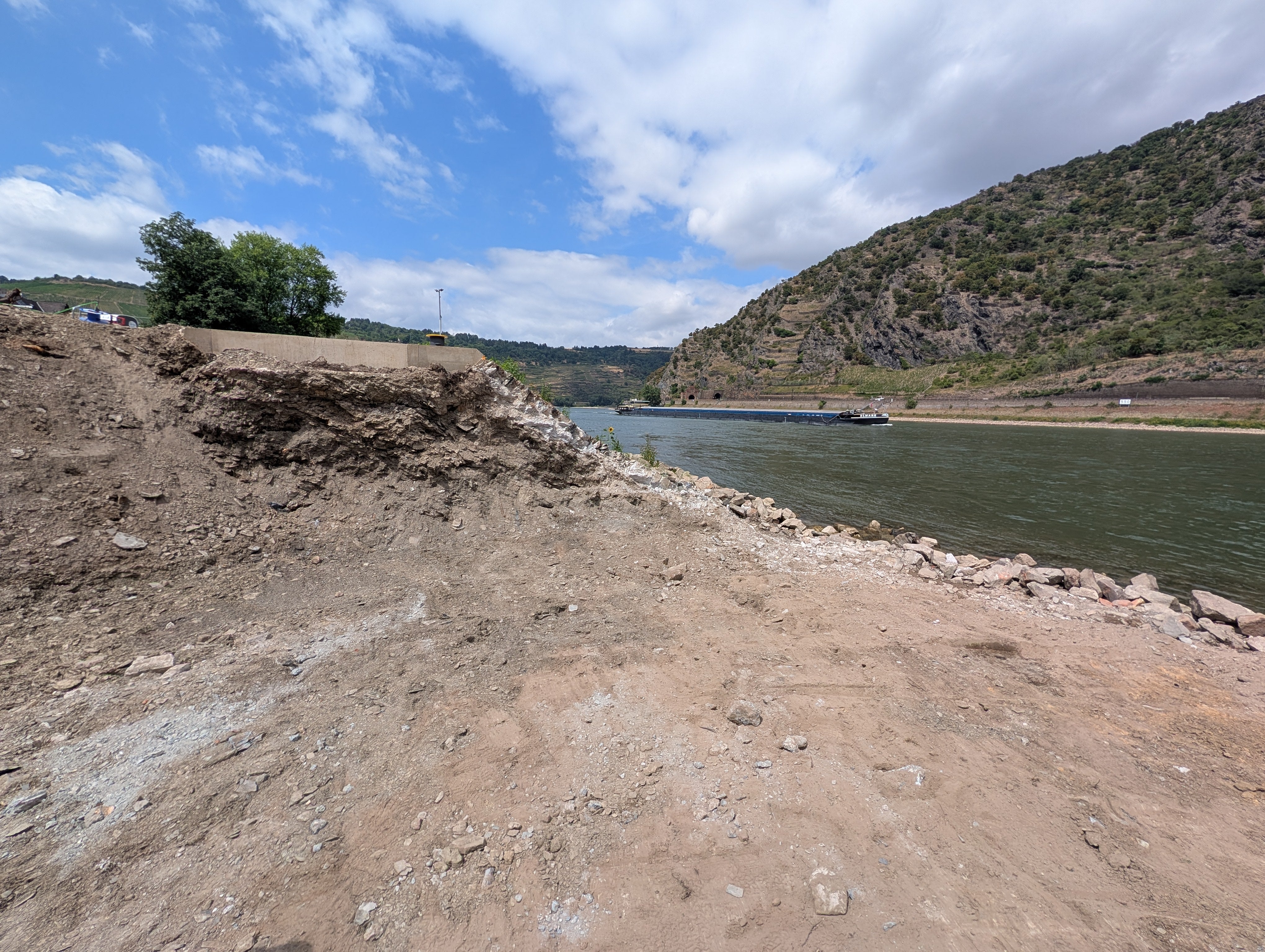 ACHTUNG: Nur zur redaktionellen Verwendung im Zusammenhang mit der aktuellen Berichterstattung und nur mit vollst&auml;ndiger Nennung des Credits 

08.07.2026, Rheinland-Pfalz, Oberwesel: Auf einer Baustelle am Rhein in Oberwesel haben Bauarbeiter eine offenbar jahrzehntealte Flaschenpost gefunden. (Jan Zimmer/dpa)