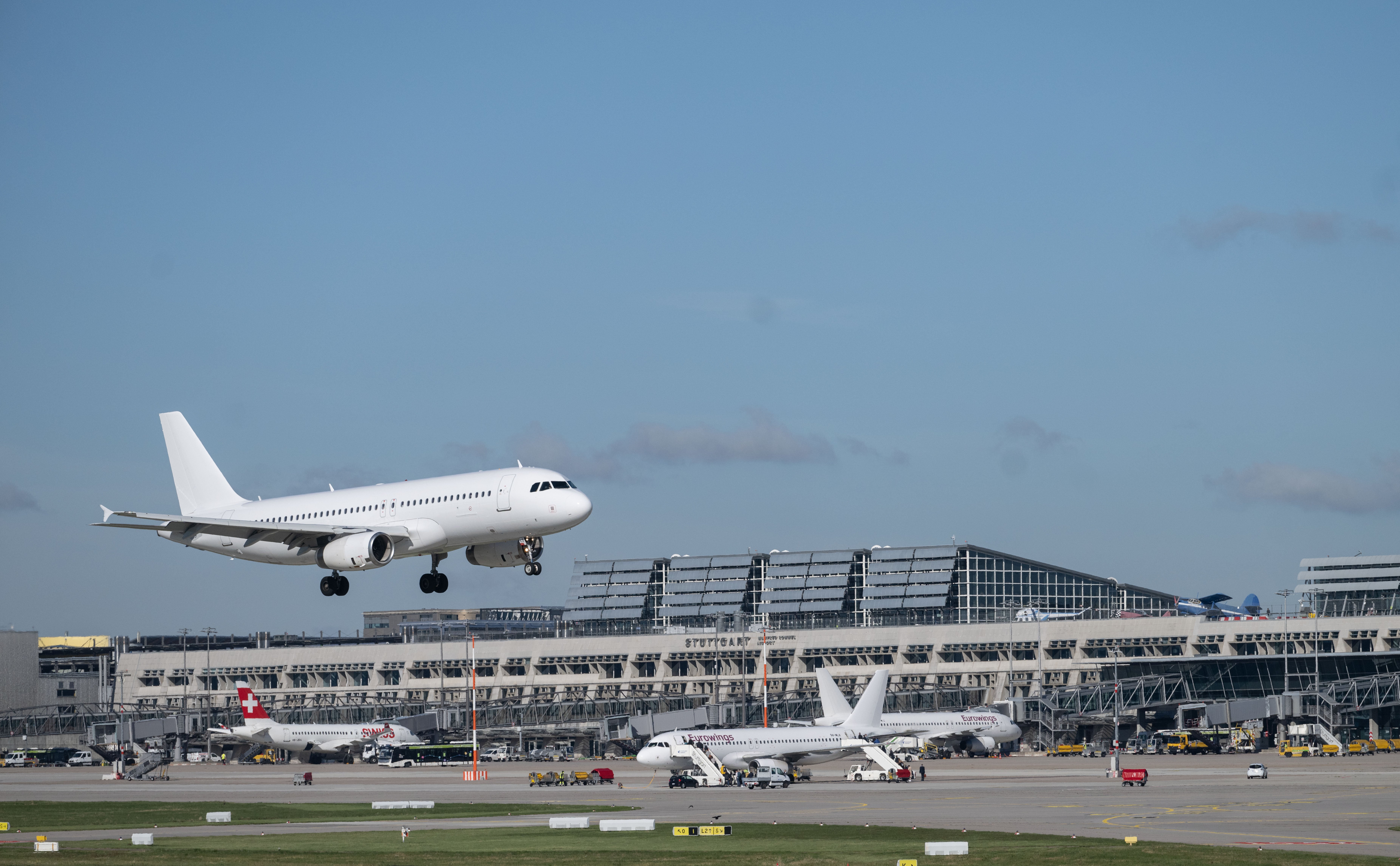 21.09.2022, Baden-W&uuml;rttemberg, Stuttgart: Ein Flugzeug landet auf dem Flughafen Stuttgart. (Marijan Murat/dpa)