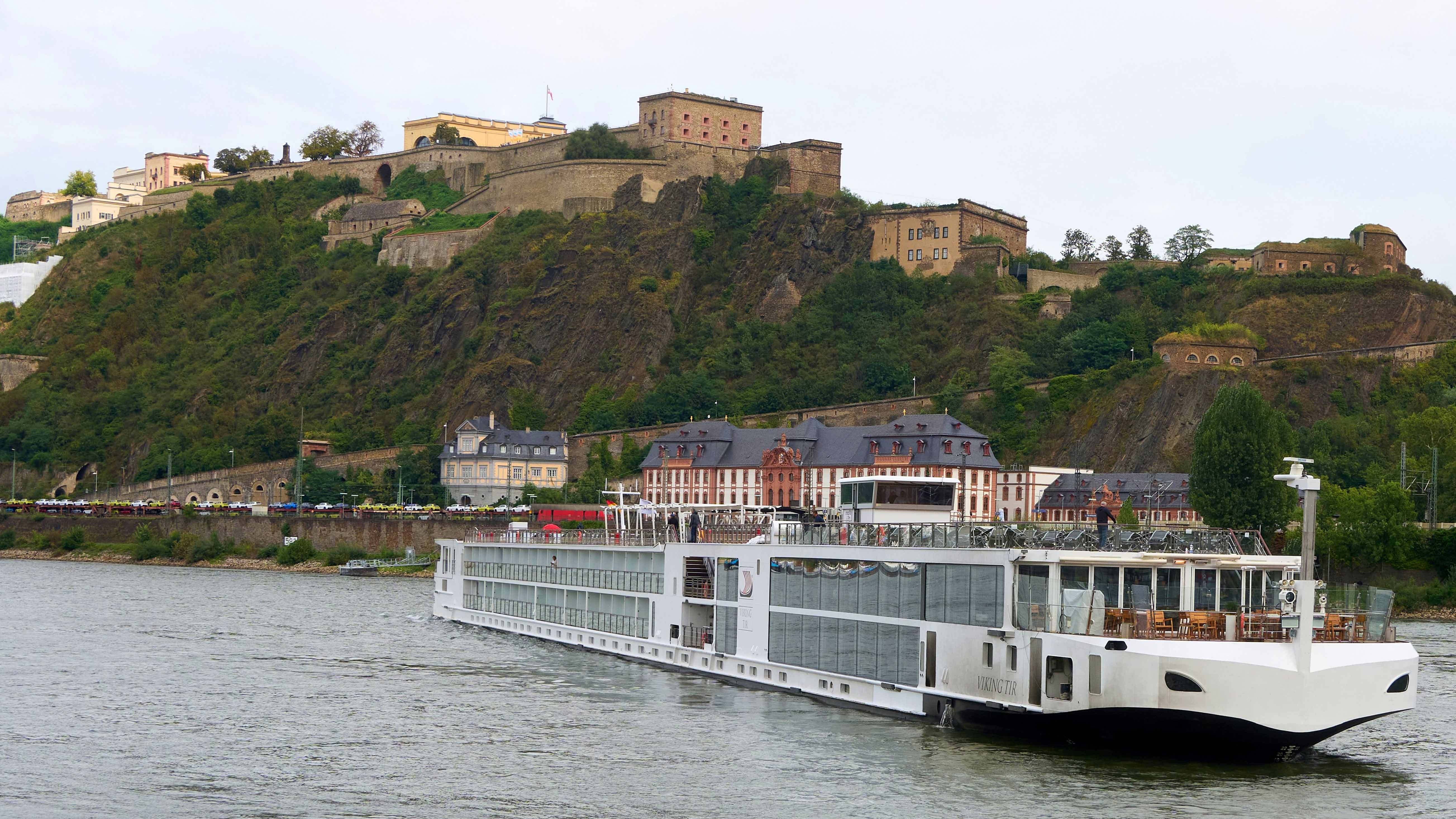 PRODUKTION - 09.09.2024, Rheinland-Pfalz, Koblenz: Ein Flusskreuzfahrtschiff wendet auf dem Rhein unterhalb der Festung Ehrenbreitstein. (zu dpa: &laquo;Flusskreuzfahrt: Gut f&uuml;r die Wirtschaft oder Umwelts&uuml;nde?&raquo;) Foto: Thomas Frey/dpa +++ dpa-Bildfunk +++