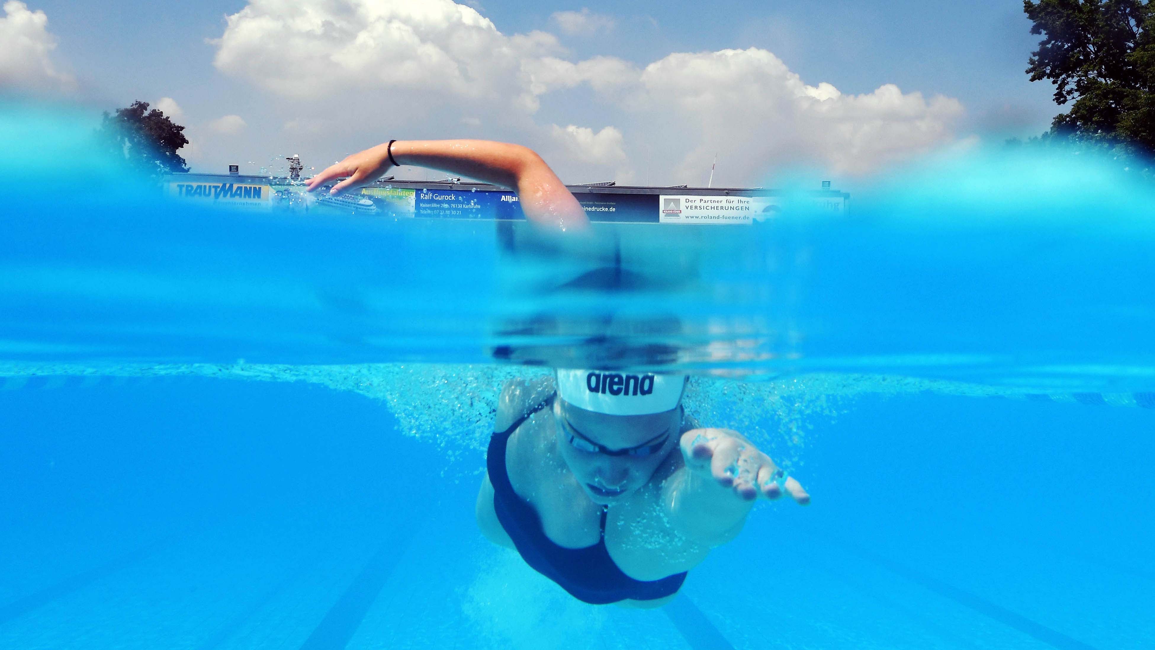 dpatopbilder - 20.05.2020, Baden-W&uuml;rttemberg, Karlsruhe: Giulia Goerigk, Leistungsschwimmerin der Schwimmgemeinschaft Region Karlsruhe, trainiert im Freibad Sonnenbad. Als erstes Freibad der Region &ouml;ffnet das Bad f&uuml;r Spitzensportler und erm&ouml;glicht wieder erste Trainingseinheiten unter freiem Himmel. Foto: Uli Deck/dpa +++ dpa-Bildfunk +++