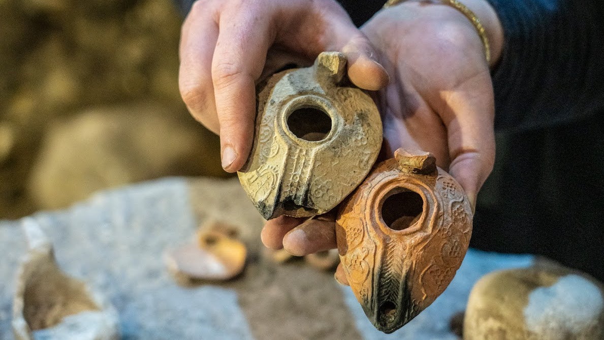 Jerusalem: T&ouml;nerne &Ouml;llampen, die in unterirdischen R&auml;umlichkeiten gefunden wurden, die bei Ausgrabungen in einem Tunnel an der Klagemauer entdeckt wurden.