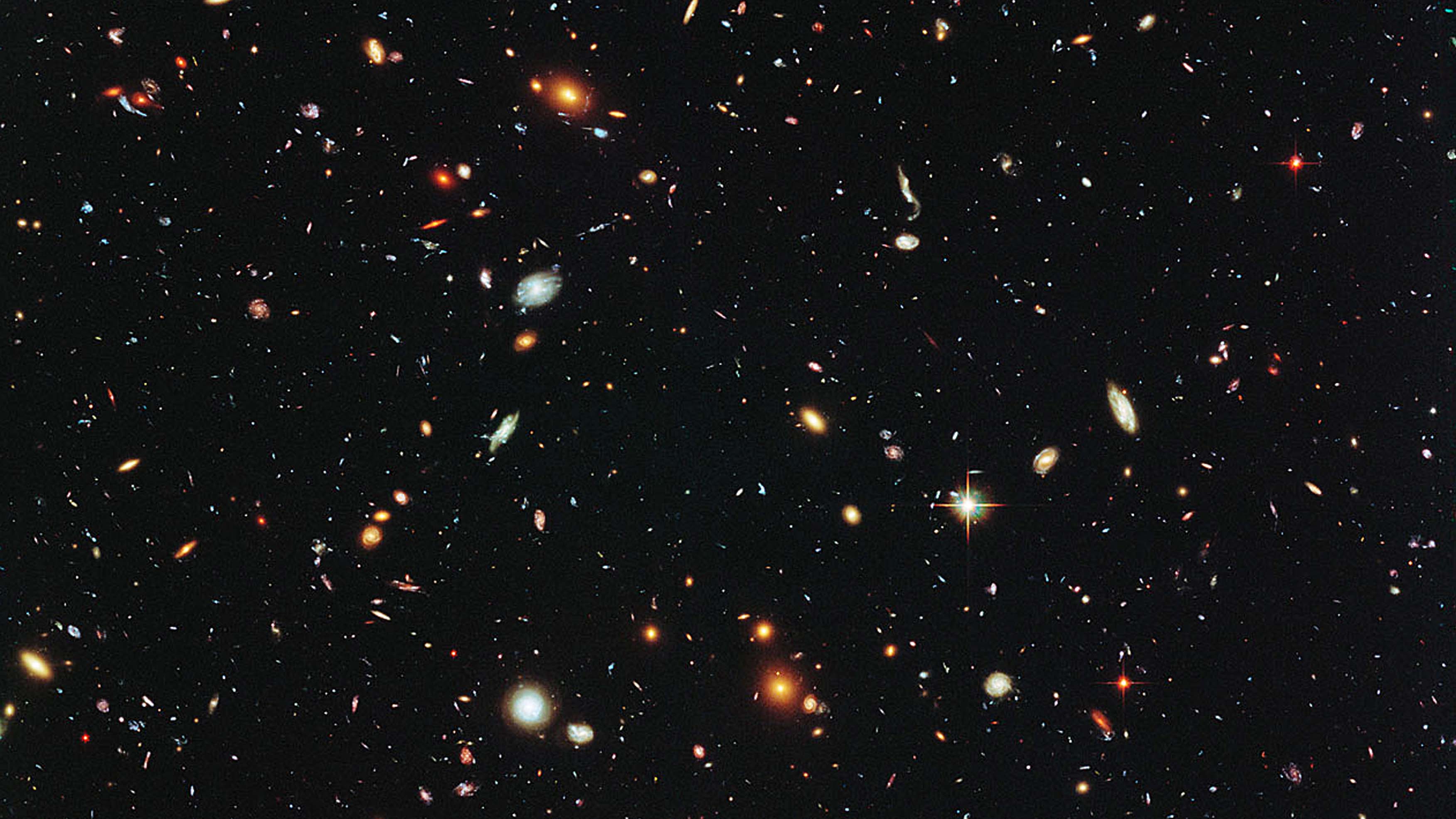 ARCHIV - 01.10.2013, ---, Weltraum: HANDOUT - Tausende von Galaxien leuchten in der tiefschwarzen Weite des Weltraums in einer Aufnahme, die Mithilfe des Hubble-Weltraumteleskops gemacht wurde. Star-Astronomen aus aller Welt haben am Sonntag dar&uuml;ber diskutiert, wo au&szlig;erirdische Organismen sein k&ouml;nnten - und wie wir sie finden. (zu dpa "Wie finden wir Au&szlig;erirdische? Star-Astronomen sto&szlig;en Debatte an" am 26.04.2020) Foto: Nasa/Esa/Hubble - ACHTUNG: Nur zur redaktionellen Verwendung und nur mit vollst&auml;ndiger Nennung des vorstehenden Credits +++ dpa-Bildfunk +++