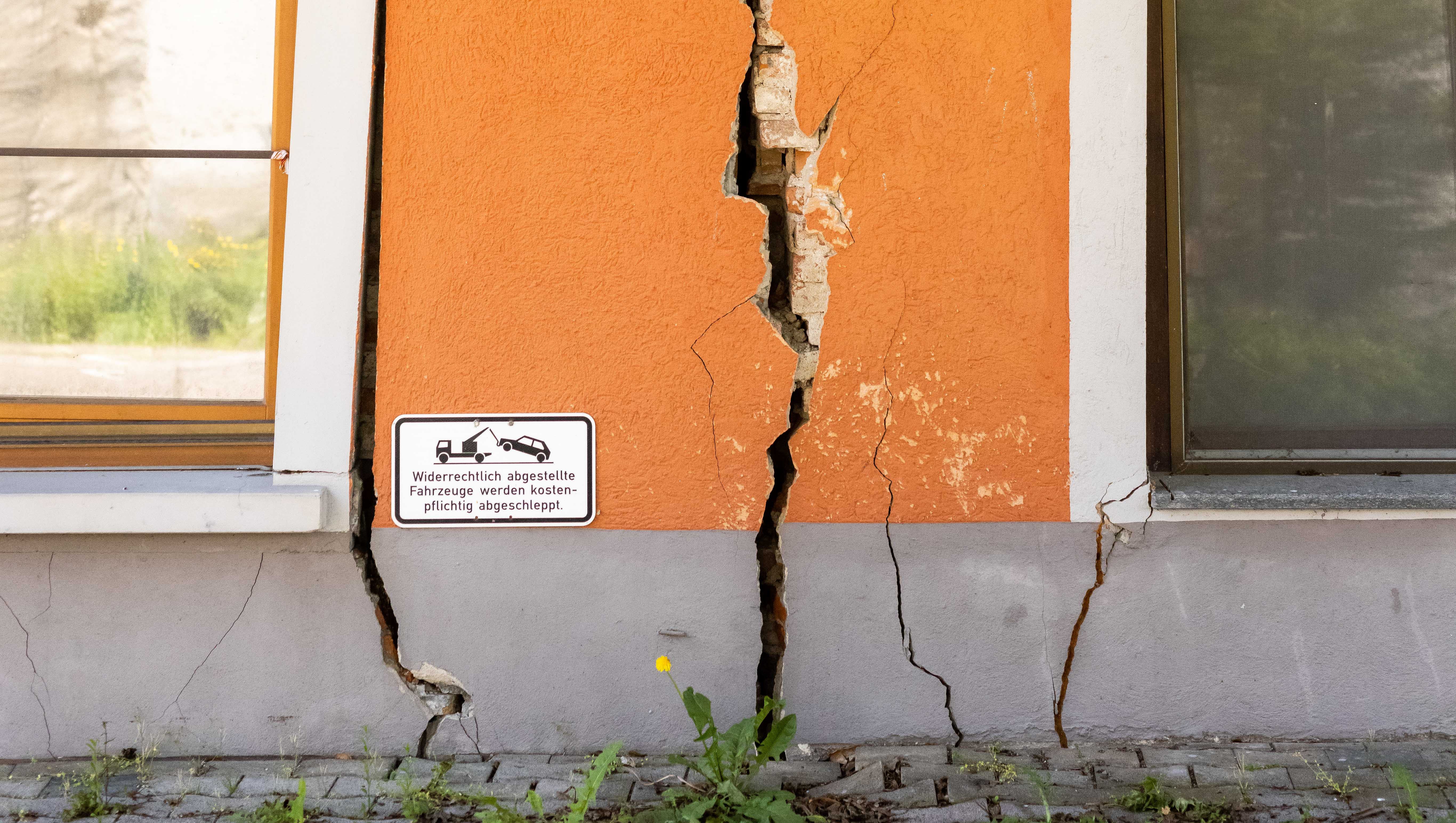 Staufen im Breisgau: Risse verlaufen durch eine Geb&auml;udefassade in Staufen. Die Stadt im Breisgau k&auml;mpft seit einer folgenschweren Geothermiebohrung 2007 mit durch Hebungen im Erdreich verursachten Rissen im historischen Stadtkern. 