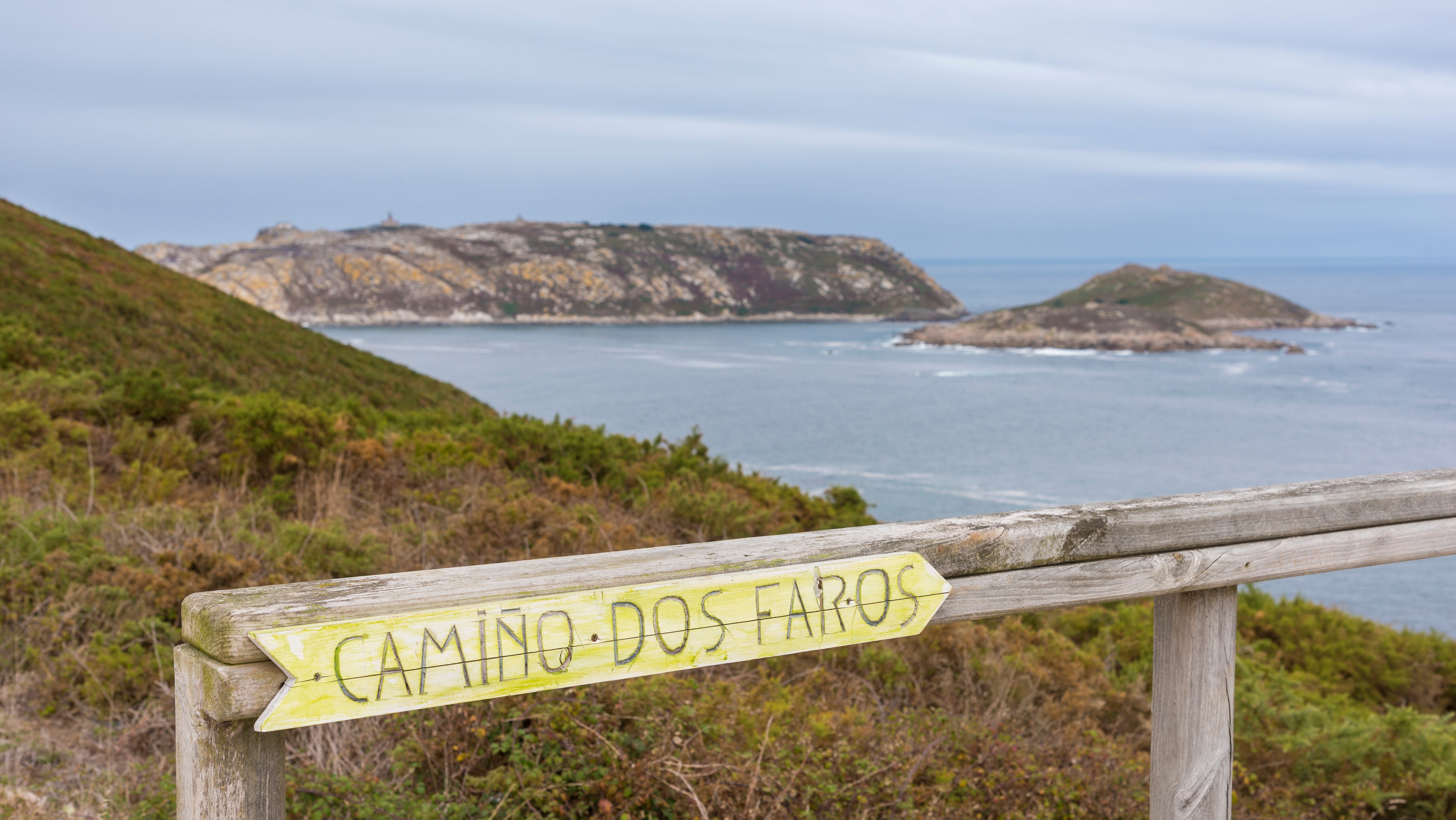 Ein Schild weist den Weg auf den Cami&ntilde;o dos Faros
