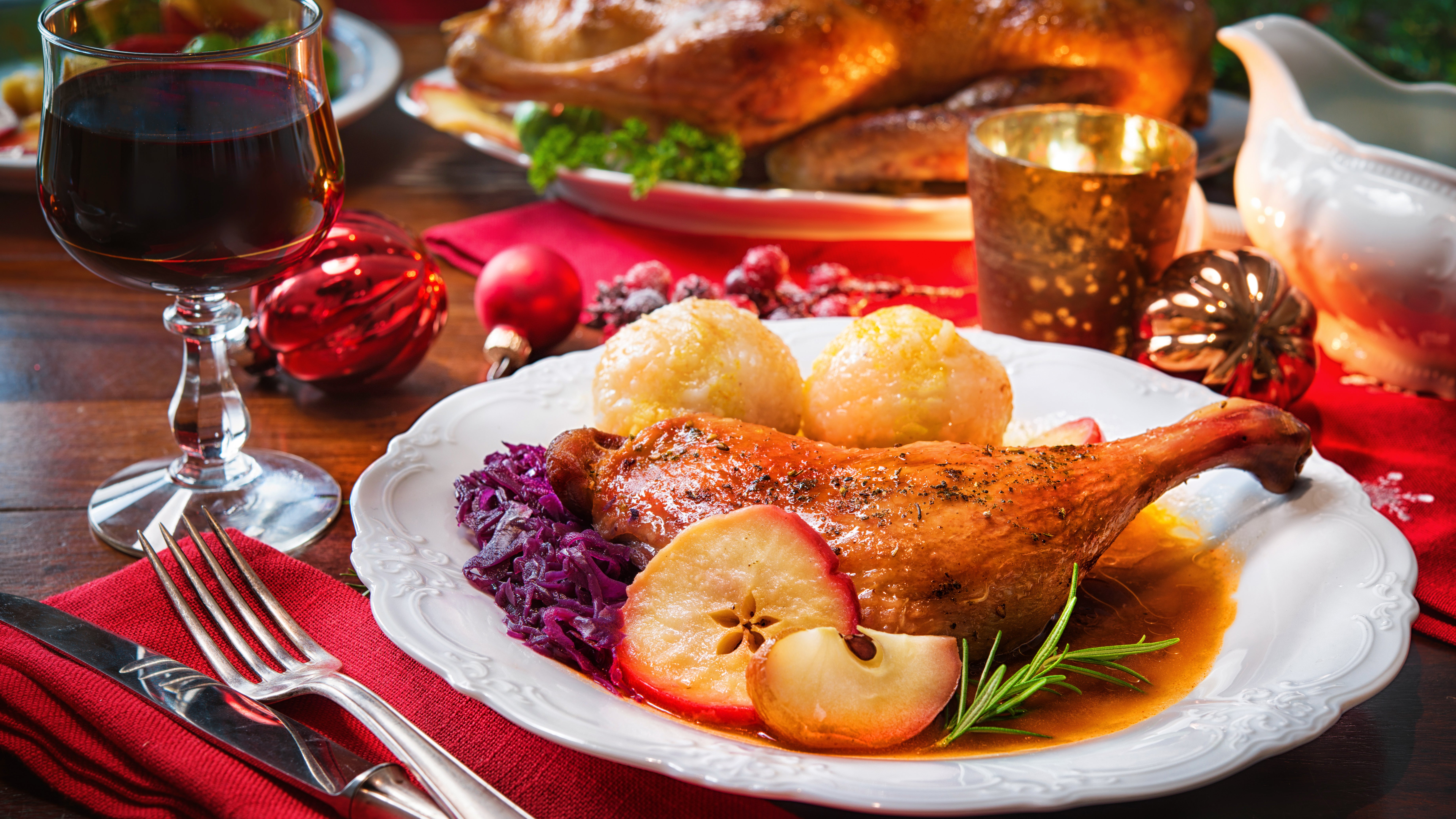 Ein G&auml;nsebraten liegt auf einem Teller angerichtet