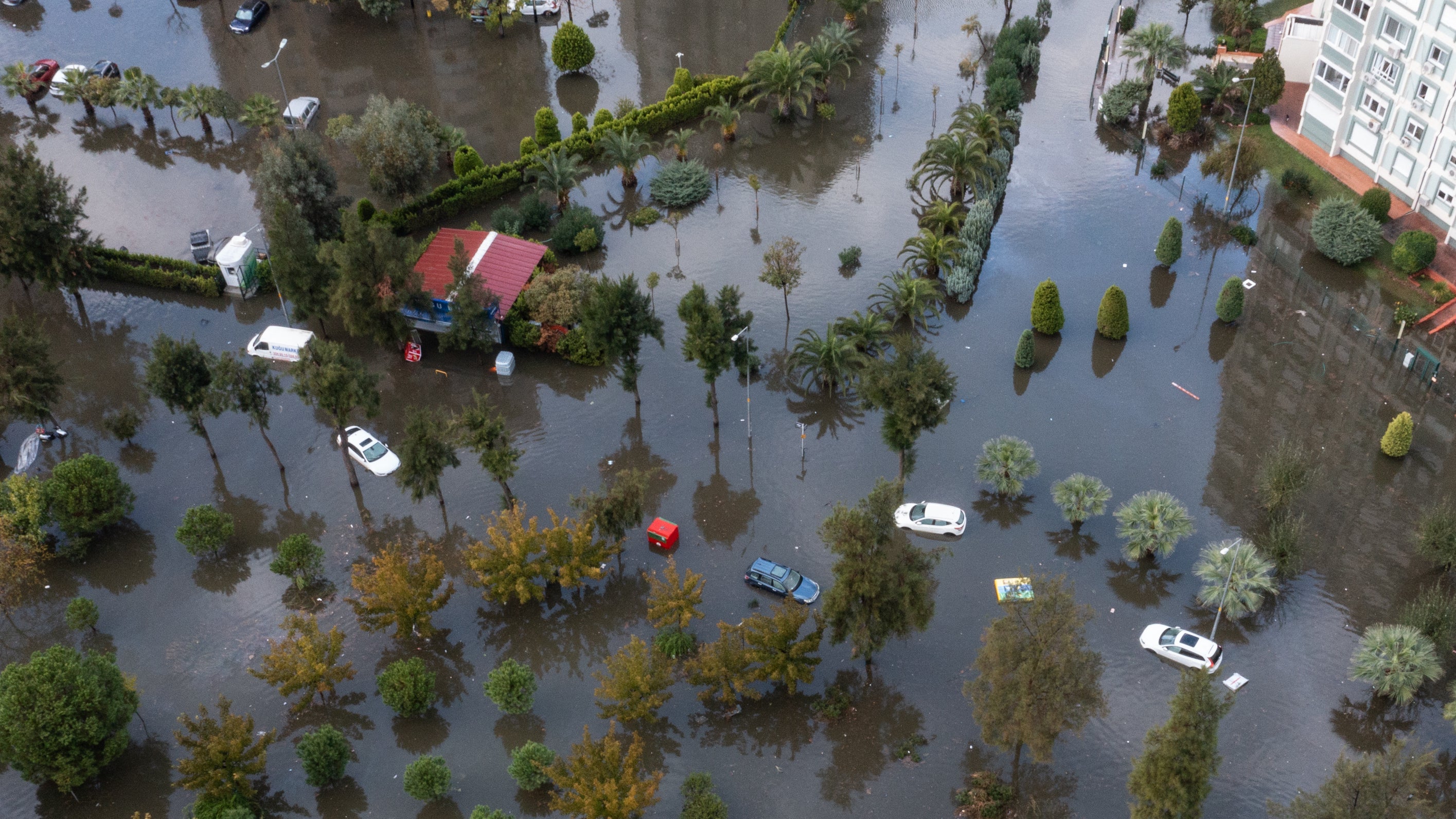 Ein Luftbild der Stra&szlig;en, Fahrzeuge und Geb&auml;ude, die infolge der &Uuml;berflutung der &Auml;g&auml;is durch die starken St&uuml;rme und heftigen Regenf&auml;lle im Stadtteil Mavisehir in Izmir, T&uuml;rkei, am 26. November 2023 &uuml;berschwemmt sind. (Foto von Mahmut Serdar Alakus/Anadolu via Getty Images)