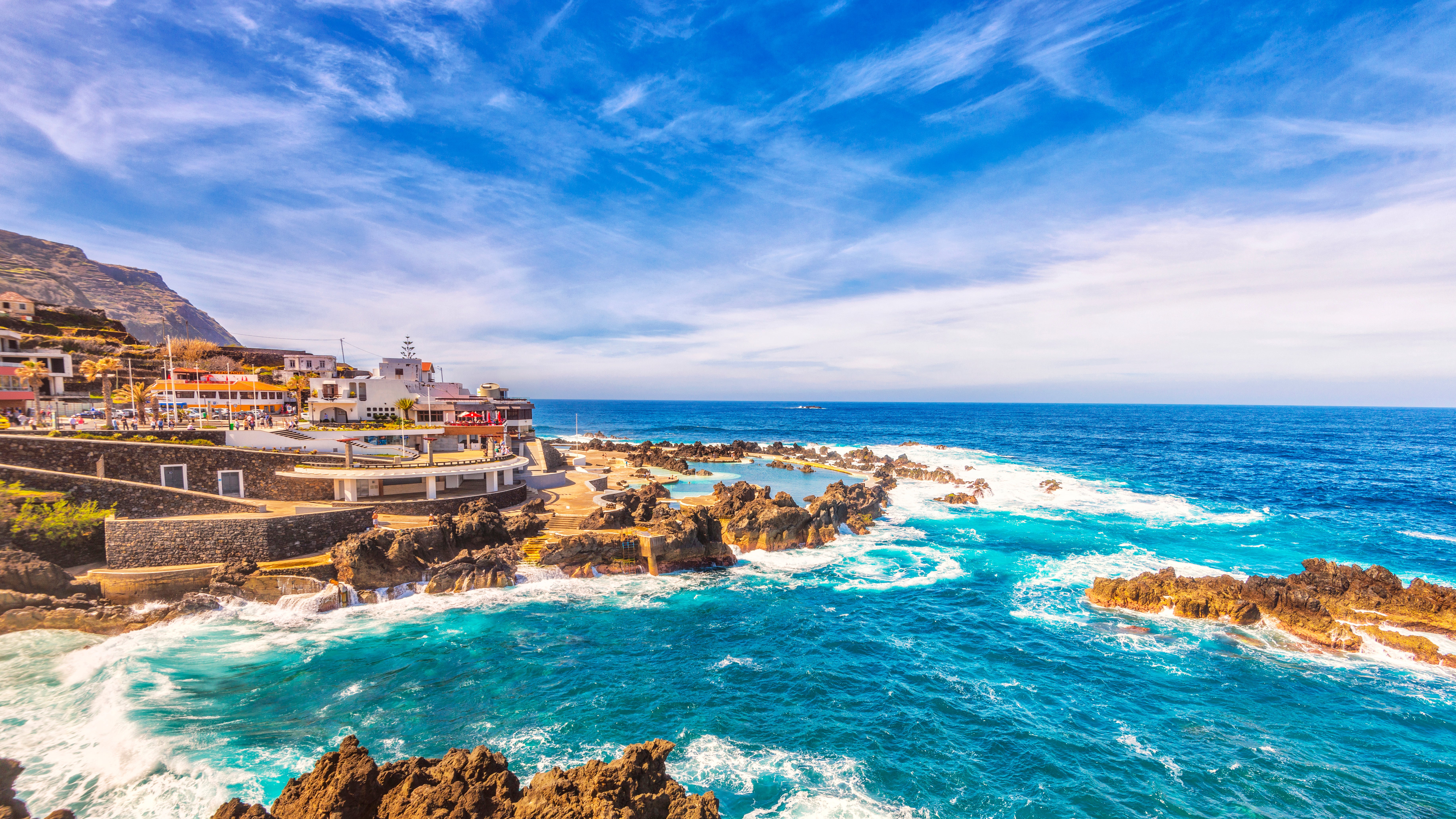 Ein Blick auf die Promenade der Stadt Porto Moniz