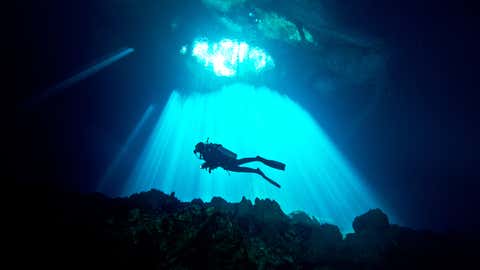Ein Taucher erkundet die Welt Unterwasser (Getty Images)