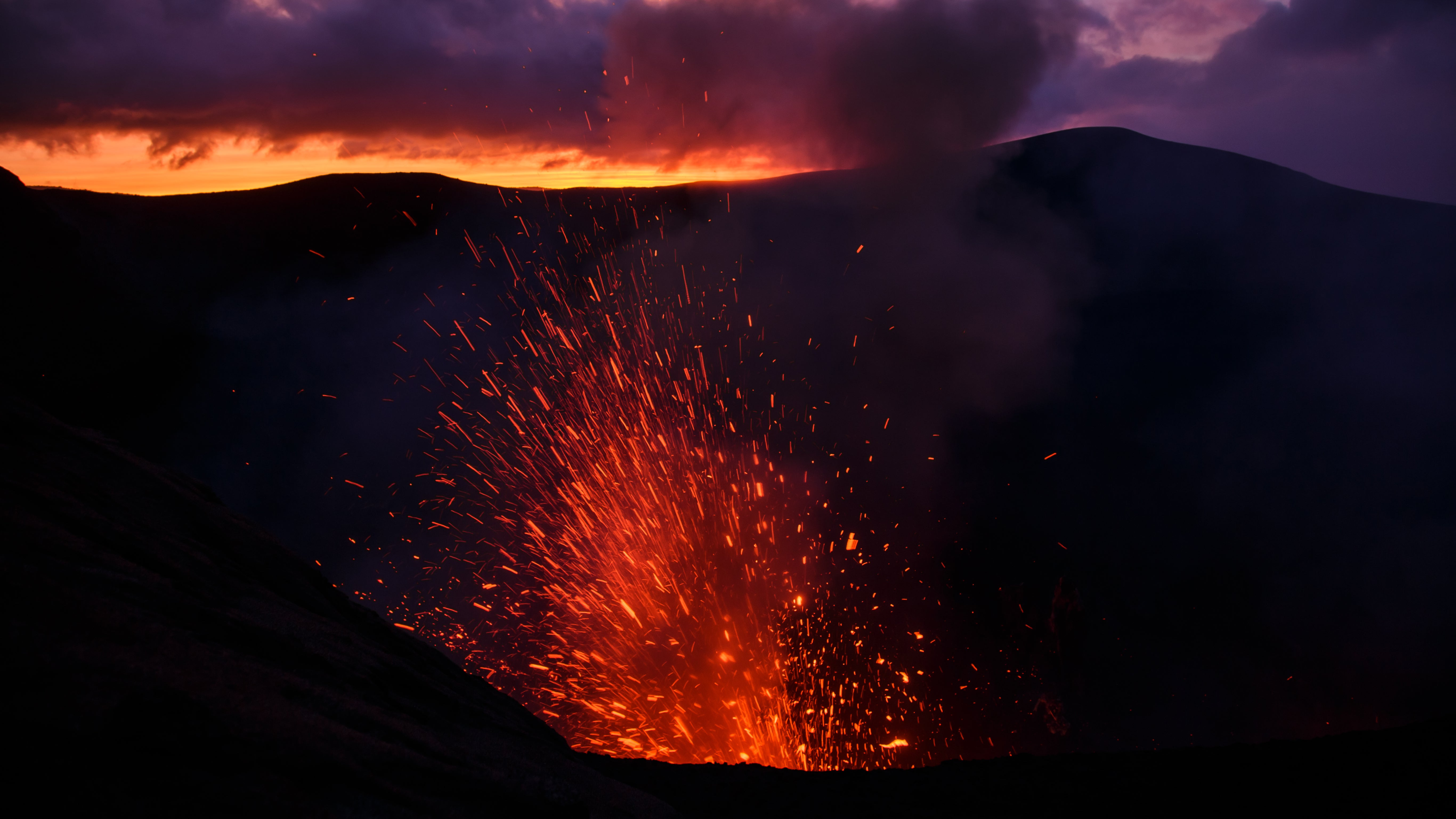 Ein Vulkan bricht aus uns spuckt Lava (Symbolbild)