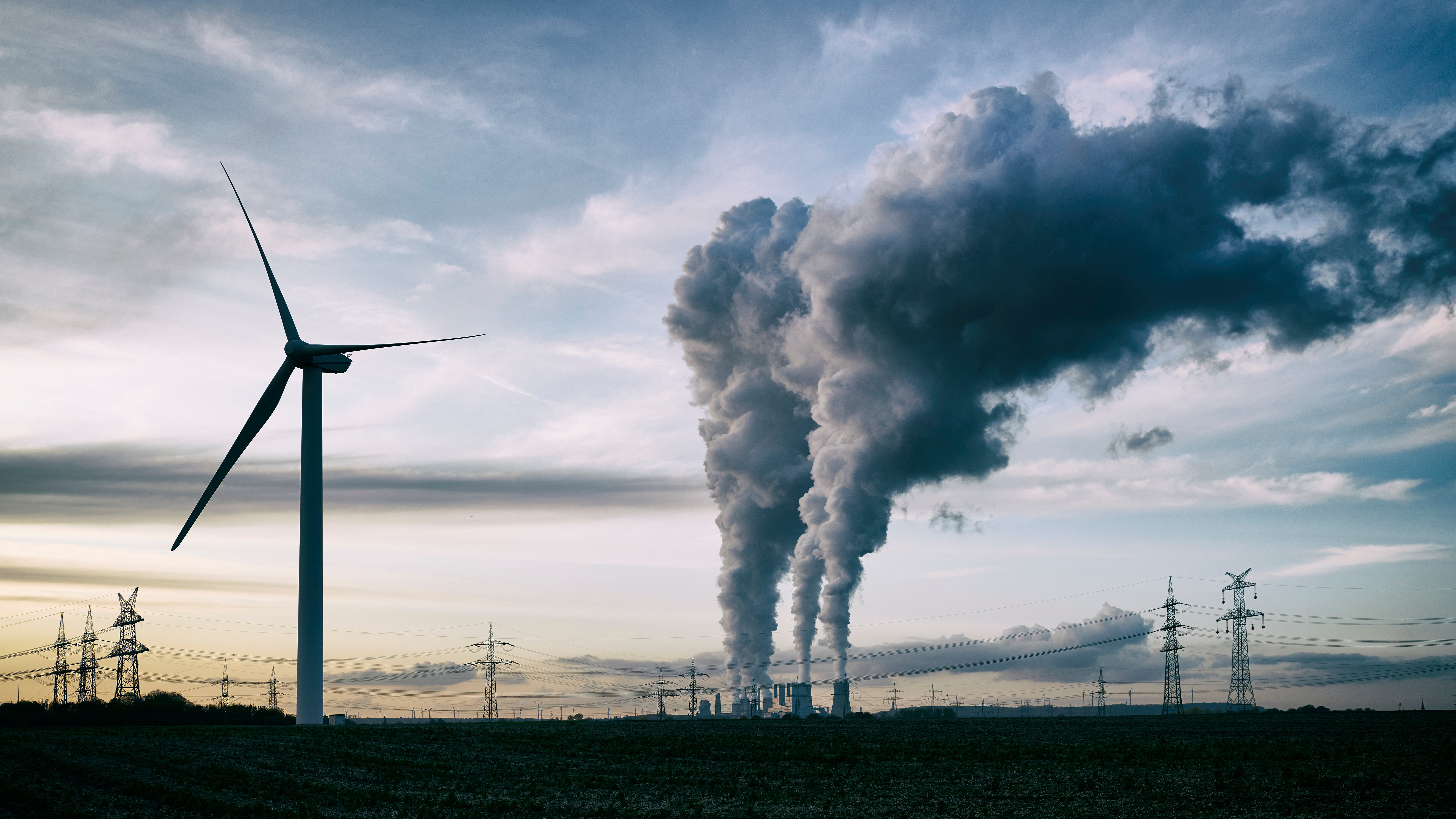 Windenergie versus Kohlekraftwerk (Symbolbild)