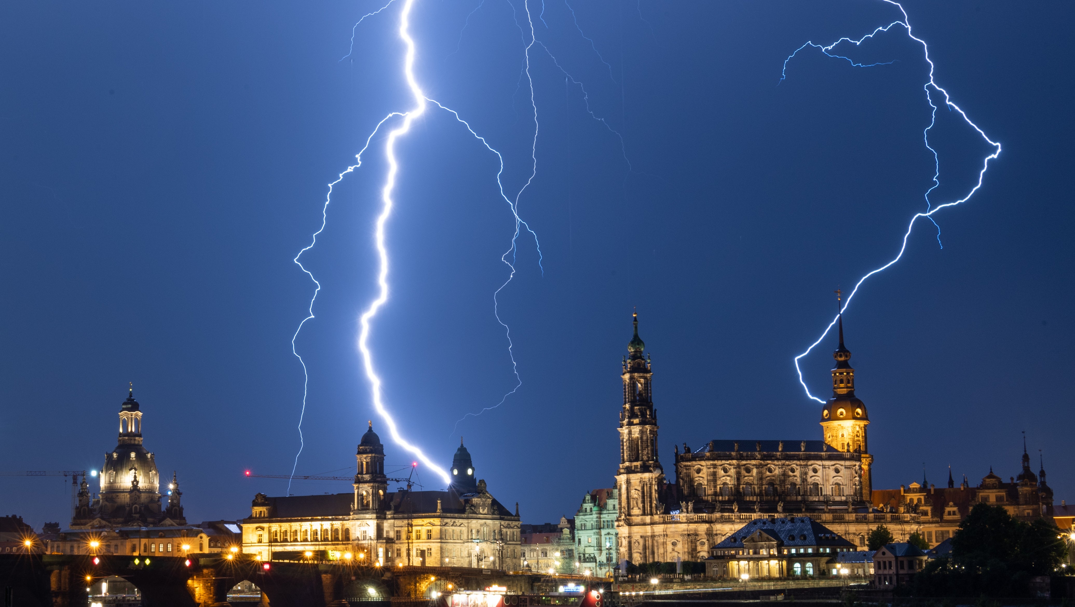 Dresden: Blitze schlagen w&auml;hrend eines Gewitters am Abend in die historische Altstadtkulisse mit der Frauenkirche (l-r), dem St&auml;ndehaus, der Hofkirche und dem Hausmannsturm ein.