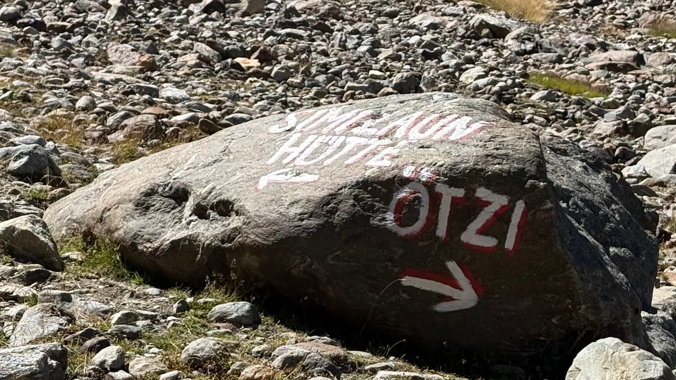11.09.2026, Italien, Tisenjoch: Ein Stein markiert den Weg zur Fundstelle der Gletschermumie &Ouml;tzi. &Ouml;tzi starb vor rund 5300 Jahren an den Folgen eines Pfeilschusses. (Matthias R&ouml;der/dpa)