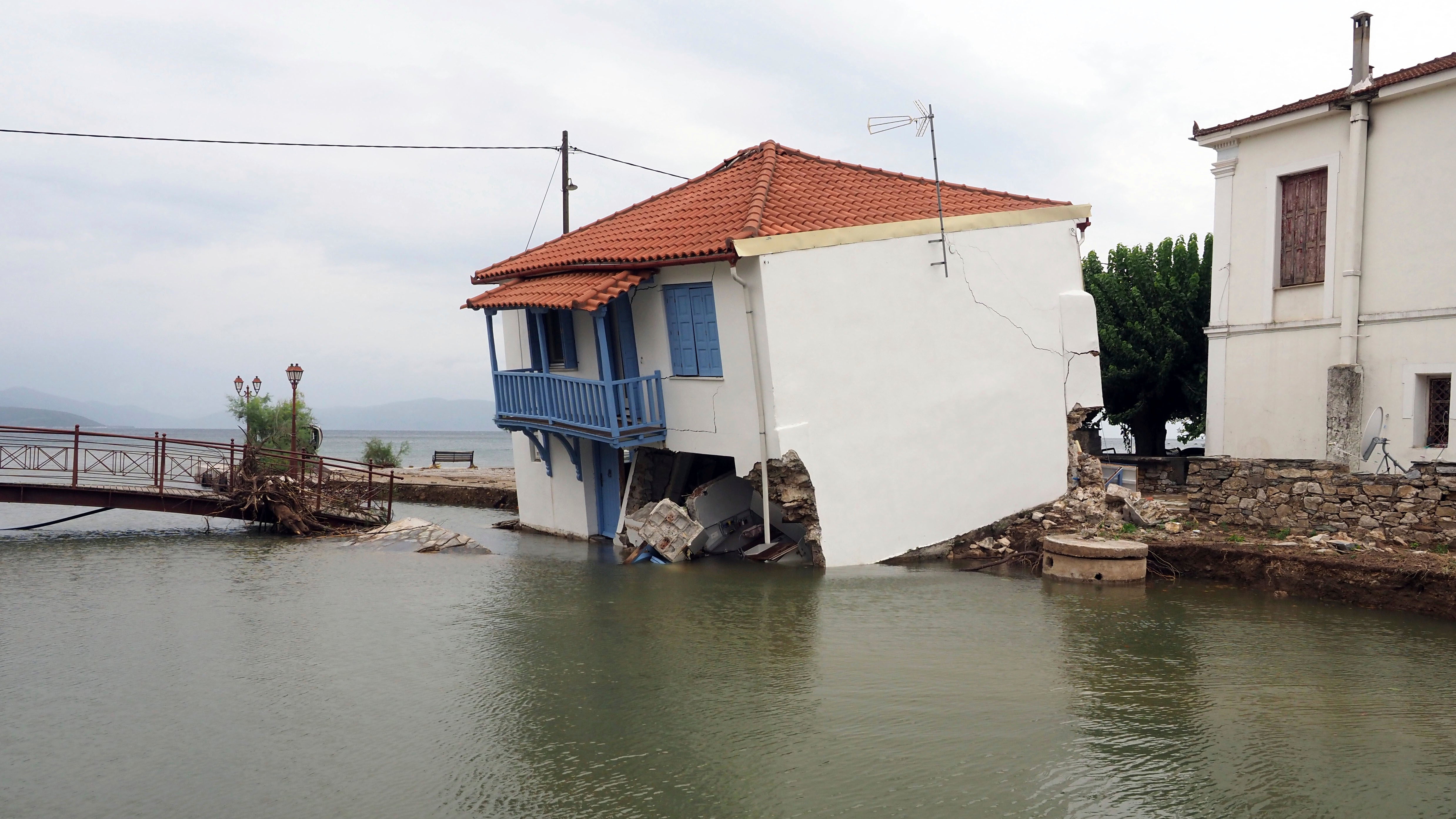 06.09.2023, Griechenland, Horto: Ein Haus steht schr&auml;g im Hochwasser, nach starken Regenf&auml;llen. Wegen der schweren Regenf&auml;lle und &Uuml;berschwemmungen in Griechenland ist die wichtigste Autobahnverbindung des Landes zwischen Athen und Thessaloniki seit dem sp&auml;ten Mittwochabend (06.09.2023) auf gut 200 Kilometern gesperrt. (dpa/AP)