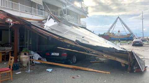 Nea Plagia: Ein Auto ist nach einem Sturm unter einem eingestürzten Pultdach in der Region Chalkidiki in Nordgriechenland zu sehen.