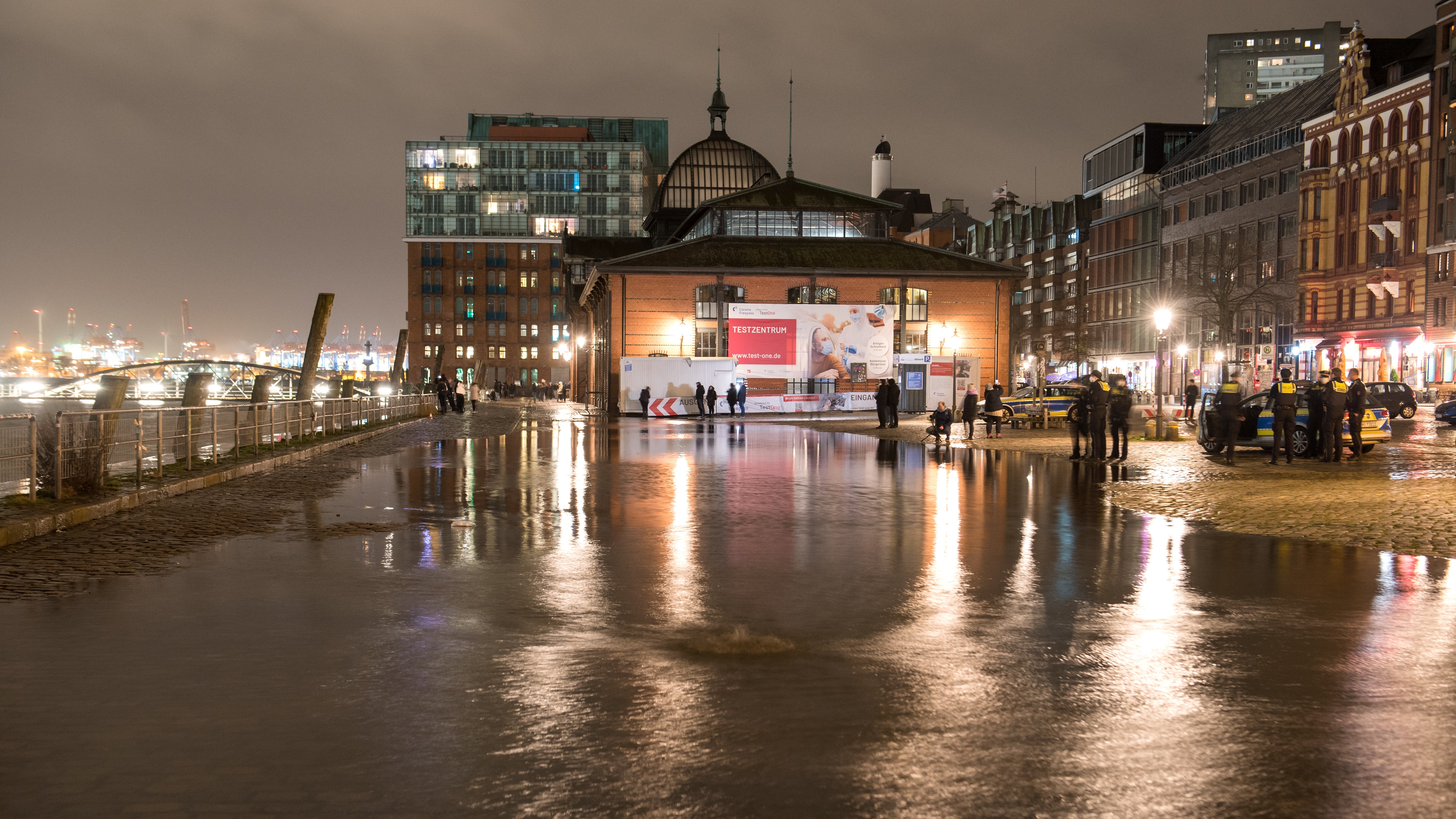 Hamburg: Der Fischmarkt mit der Fischauktionshalle steht am sp&auml;ten Abend w&auml;hrend des Hochwassers der Elbe teilweise unter Wasser. 
