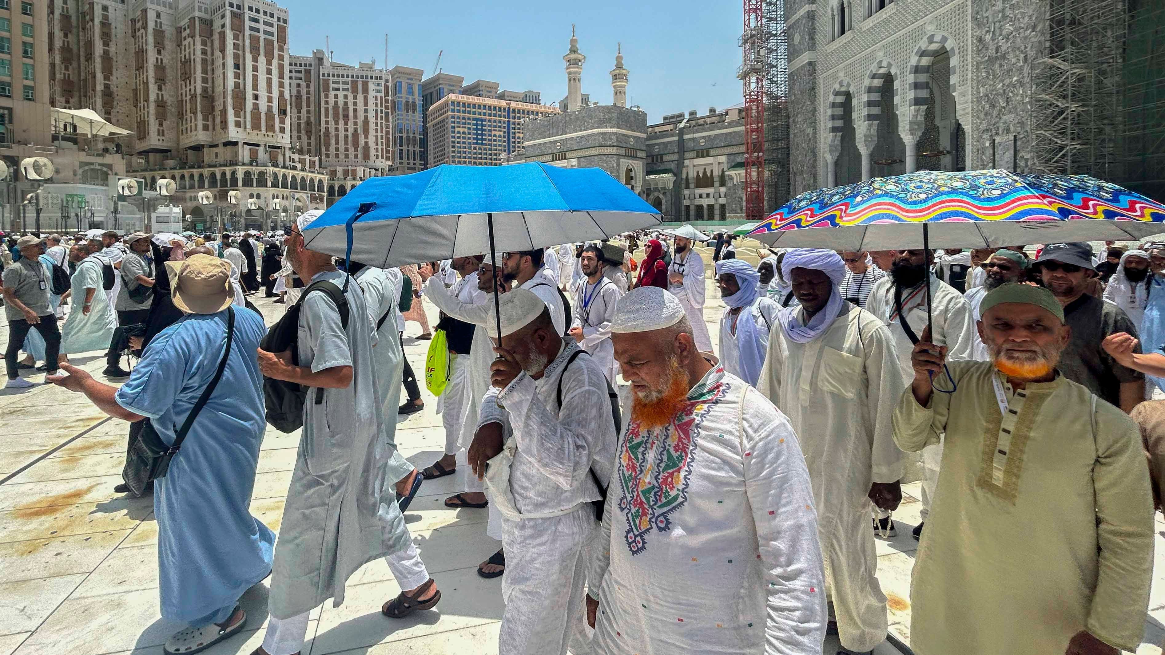 ARCHIV - 12.06.2024, Saudi-Arabien, Mekka: Pilger halten Regenschirme, um sich vor der Hitze zu sch&uuml;tzen, als sie w&auml;hrend der j&auml;hrlichen Hadsch-Pilgerfahrt in Mekka, Saudi-Arabien, nach dem Gebet vor der Gro&szlig;en Moschee aufbrechen. Die Hadsch ist die j&auml;hrliche islamische Pilgerfahrt nach Mekka in Saudi-Arabien, die jeder Muslim, der es sich leisten kann und k&ouml;rperlich dazu in der Lage ist, einmal im Leben unternehmen muss. Einige Muslime machen die Reise mehr als einmal. (zu dpa: &laquo;Hadsch in der Hitze: &laquo;Wir hoffen, Gott macht es uns leicht&raquo;&raquo;) Foto: Rafiq Maqbool/AP/dpa +++ dpa-Bildfunk +++