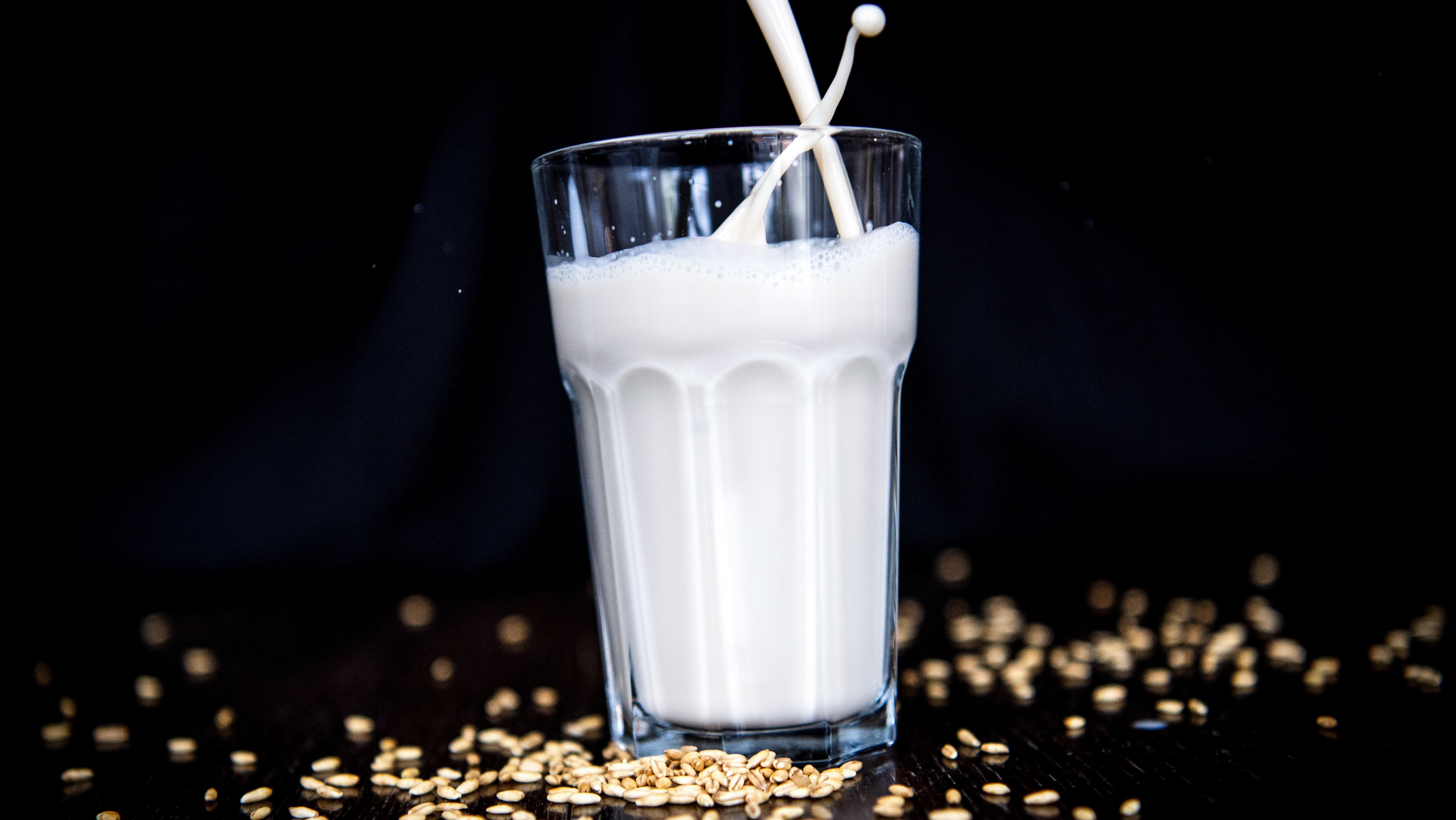 Hafermilch wird in ein Glas gesch&uuml;ttet. (gestellte Szene) Die Auswahl an pflanzlichen Milchalternativen ist riesig, geworben wird mit Gesundheit und Klimaschutz. Die einzelnen Sorten werden von Experten allerdings unterschiedlich bewertet.