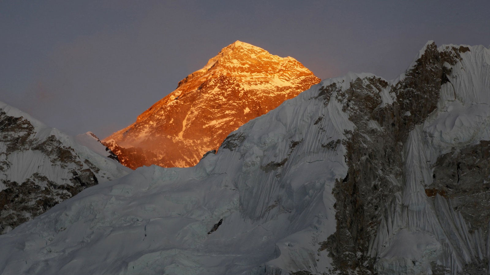 ARCHIV - 12.11.2015, Nepal, Kalapatthar: Blick auf den Mount Everest, aufgenommen vom Kala Patthar (Nepal) aus. Mindestens ein Drittel der Gletscher im Gebiet von Himalaya und Hindukusch wird einer Studie zufolge bis Ende dieses Jahrhunderts schmelzen - selbst wenn das ambitionierteste Ziel der Pariser Klimakonferenz erreicht wird. (zu dpa &laquo;Studie: Himalaya und Hindukusch verlieren gro&szlig;en Teil der Gletscher&raquo; vom 05.02.2019) Foto: Tashi Sherpa/AP/dpa 