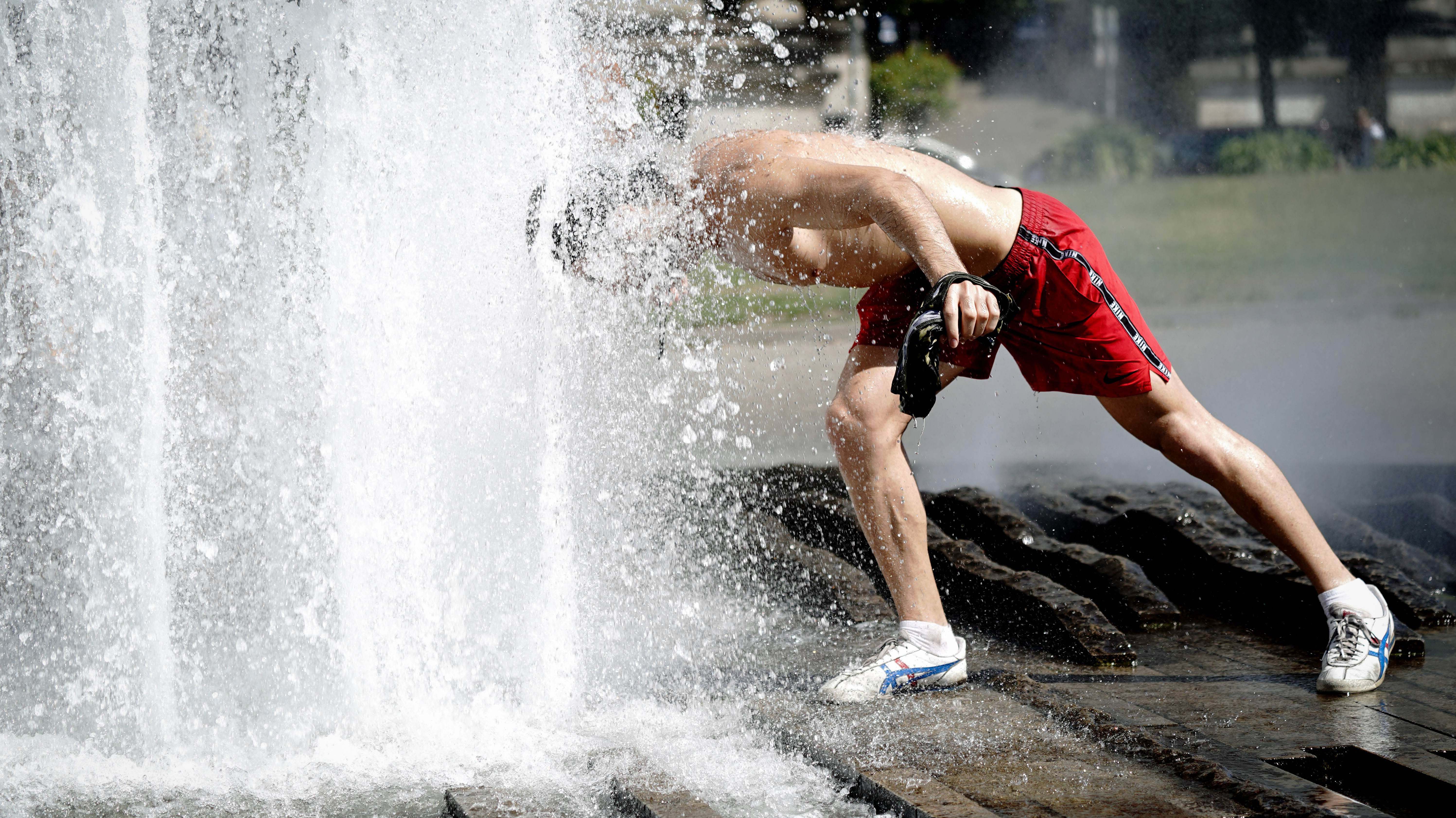 ARCHIV - 21.08.2020, Berlin: Ein Passant erfrischt sich im Brunnen im Lustgarten bei hohen Temperaturen. Das Jahr 2020 war in Europa so warm wie kein anderes seit Beginn der Aufzeichnungen. (zu dpa &acute;2020 war w&permil;rmstes Jahr in Europa seit Aufzeichnungsbeginn&ordf;) Foto: Kay Nietfeld/dpa +++ dpa-Bildfunk +++