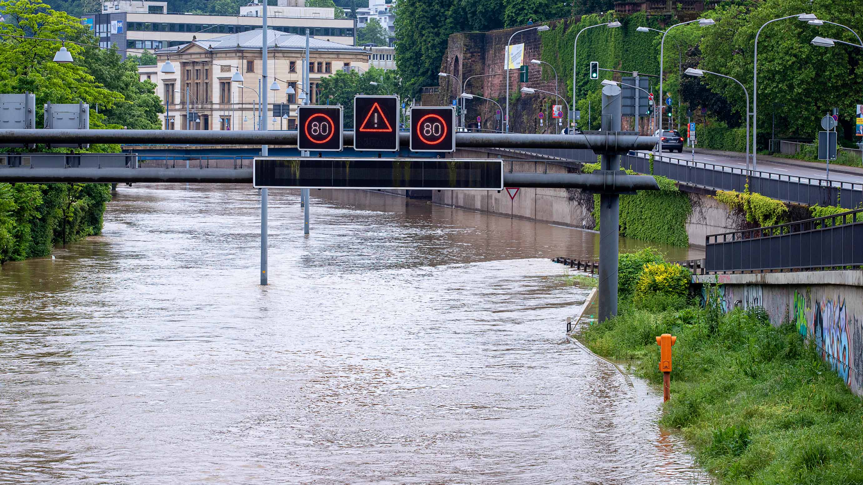 18.05.2024, Saarland, Saarbr&uuml;cken: Die Stadtautobahn A620 steht unter Wasser. Heftiger Dauerregen hat im Saarland vielfache &Uuml;berflutungen und Erdrutsche verursacht. Foto: Laszlo Pinter/dpa +++ dpa-Bildfunk +++