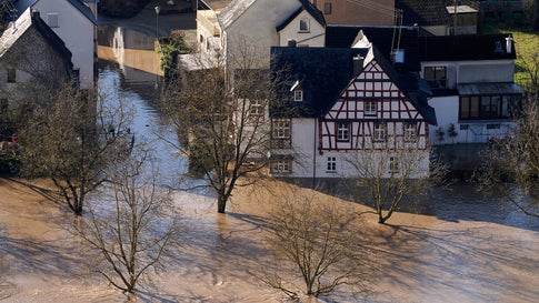 Hochwasser In Koblenz Teile Der Bundesstrassen 42 Und 49 Gesperrt The Weather Channel Artikel Von The Weather Channel Weather Com
