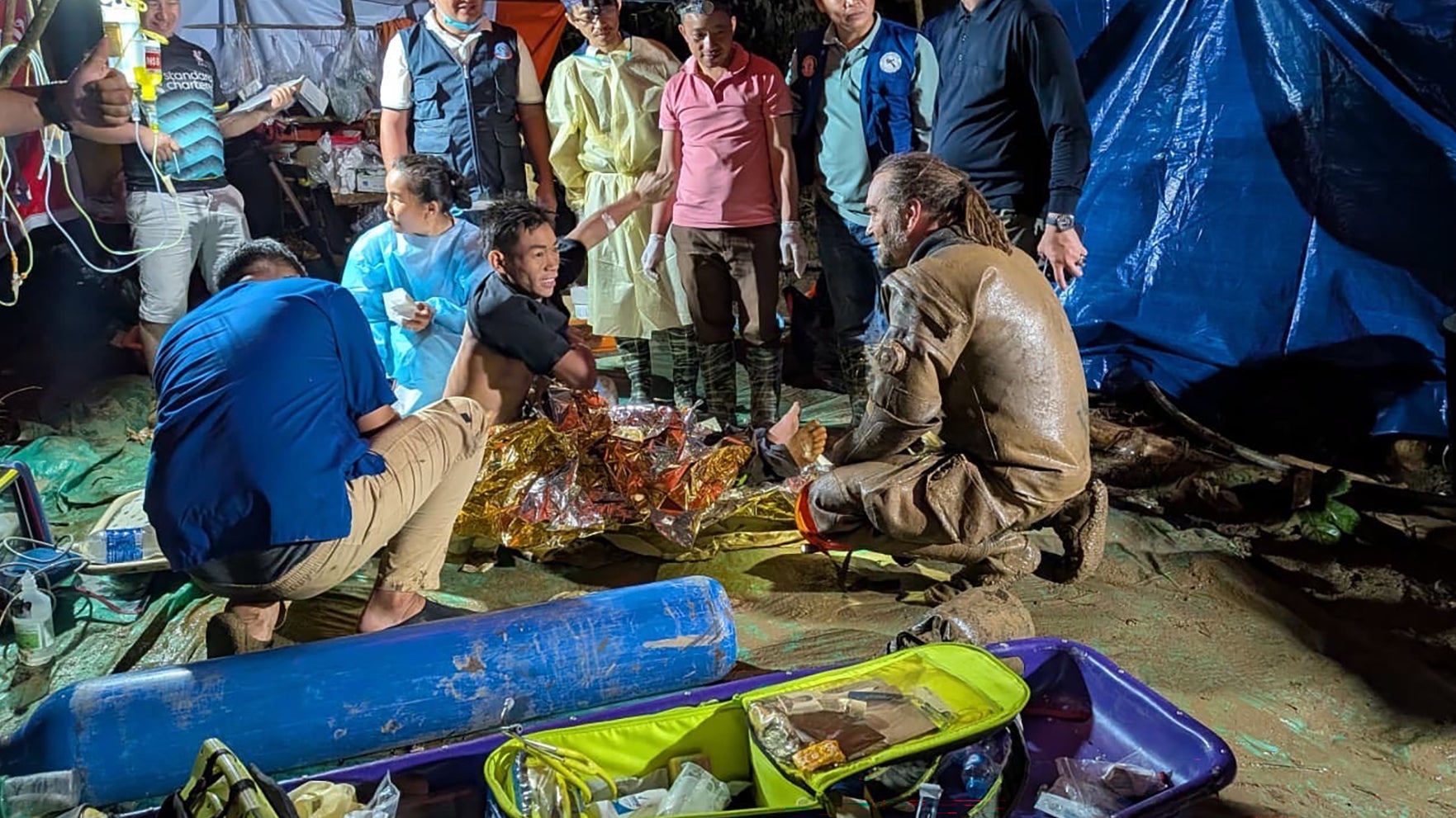 ACHTUNG: Nur zur redaktionellen Verwendung im Zusammenhang mit der aktuellen Berichterstattung und nur mit vollst&auml;ndiger Nennung des vorstehenden Credits 

29.05.2026, Laos, Xaisomboun: Der finnische H&ouml;hlentaucher Mikko Paasi (r) nach der Rettung des ersten Mannes aus der H&ouml;hle in Laos. (Josh Richards/dpa)