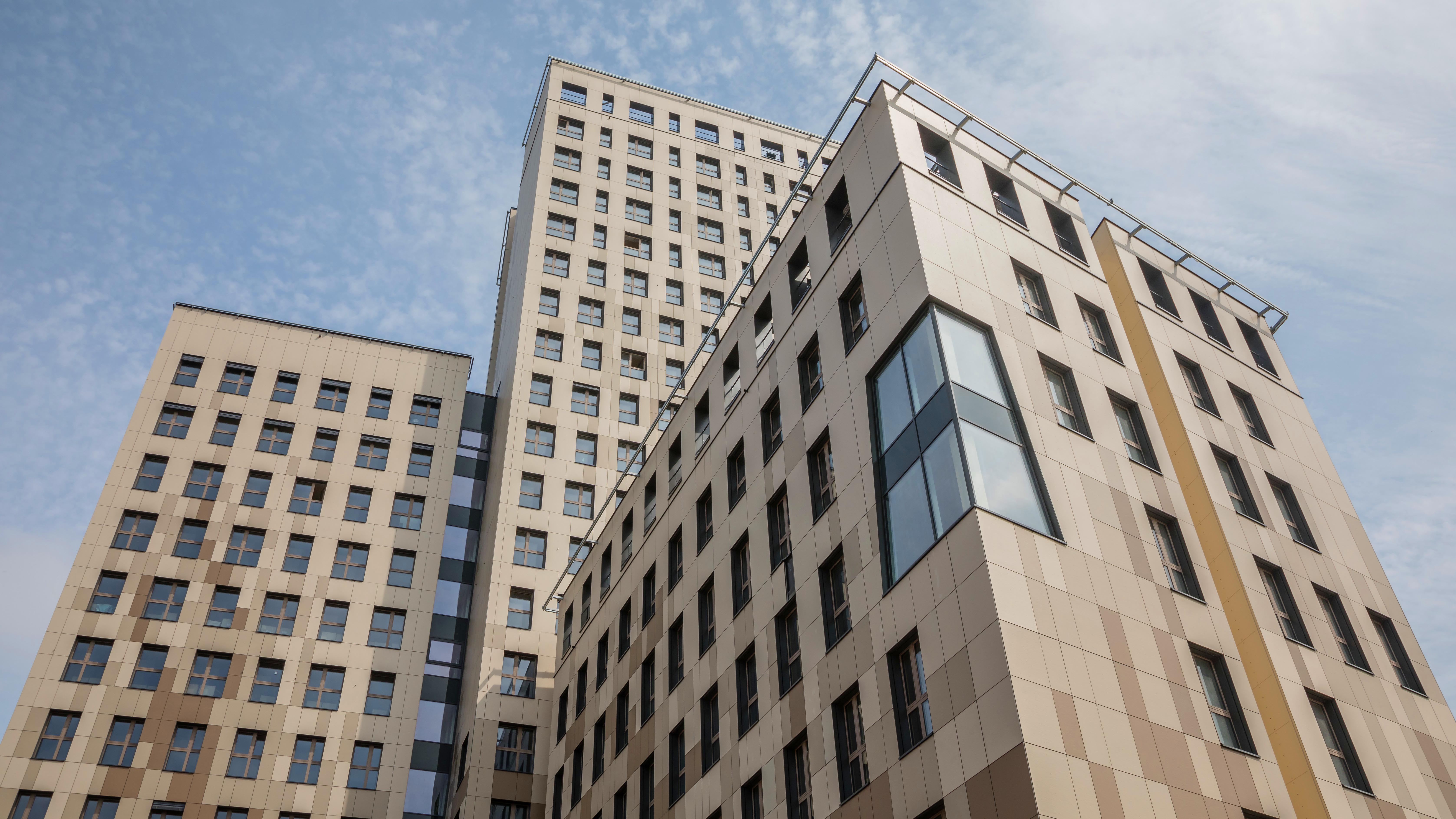 27.08.2019, &Ouml;sterreich, Wien: Das neue &laquo;Hoho Wien&raquo;, ein Hochhaus das vom ersten Stock an aufw&auml;rts zu 75 Prozent aus Holzteilen besteht, liegt in der Seestadt im Nordosten der &ouml;sterreichischen Hauptstadt. Das Besondere ist von au&szlig;en nicht sichtbar. Mit ihren Platten wirkt die Fassade des Hochhauses in Wien eher konventionell. Aber rund 800 Holzs&auml;ulen aus &ouml;sterreichischer Fichte tragen die Geschosse mit, die Wandelemente sind aus dem nachwachsenden Rohstoff und auch die Holzverbunddecke. Mit fast 20.000 Quadratmetern Fl&auml;che ist es ein Holz-Stahlbeton-Hybridhaus, das in dieser Dimension seinesgleichen sucht nach Angaben der Baumeisterin, Ingenieurin und Projektentwicklerin Palfy. Foto: Michael Baumgartner/Kito Photography/dpa - ACHTUNG: Nur zur redaktionellen Verwendung und nur mit vollst&auml;ndiger Nennung des vorstehenden Credits +++ dpa-Bildfunk +++