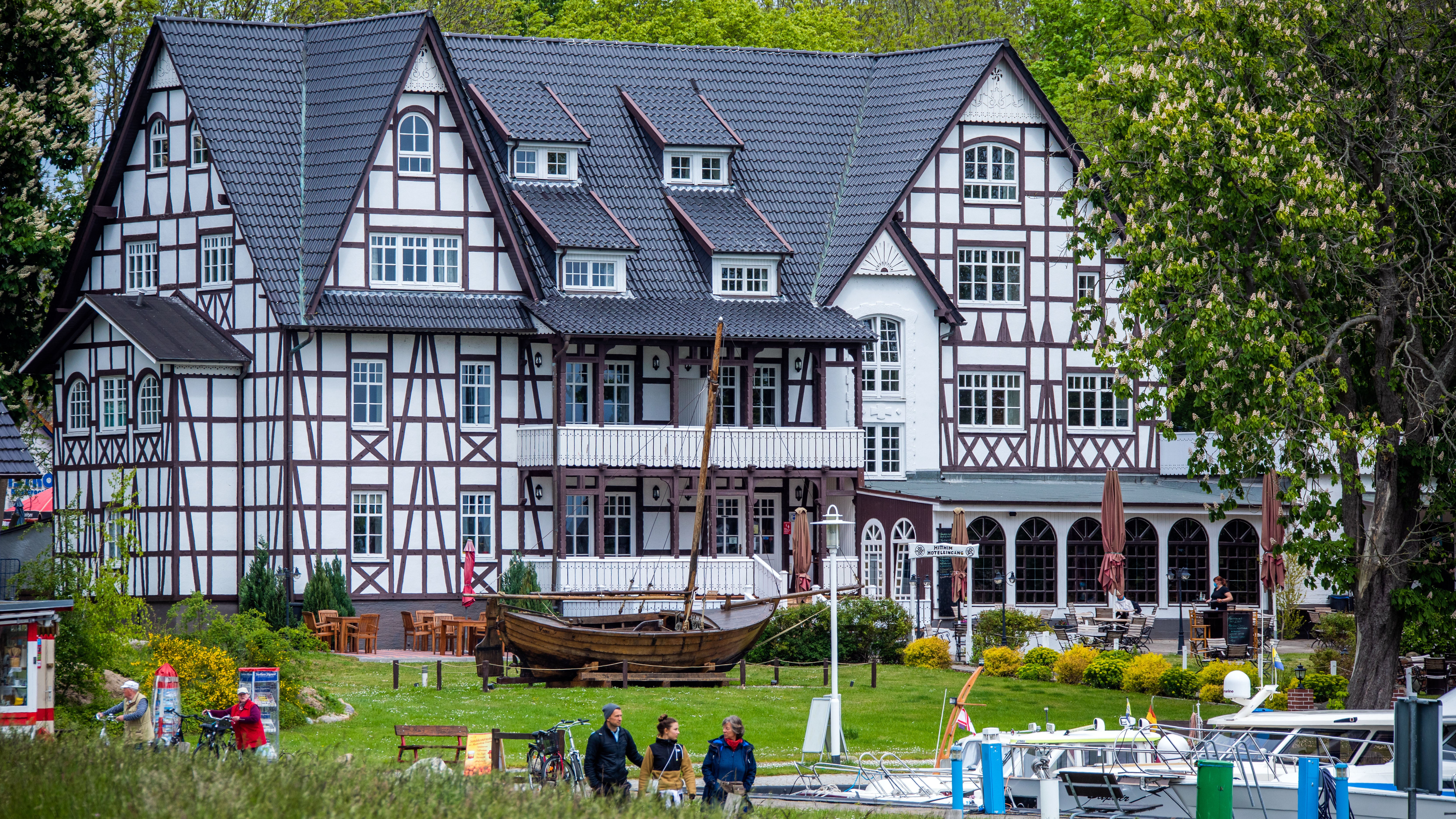 Vitte: Das Hotel "Hitthim" am Hafen von Kloster auf der Ostseeinsel Hiddensee erwartet nach der Aufl&ouml;sung der Reisesperre wegen der Corona-Schutzma&szlig;nahmen die ersten ausw&auml;rtigen Urlaubsg&auml;ste. 