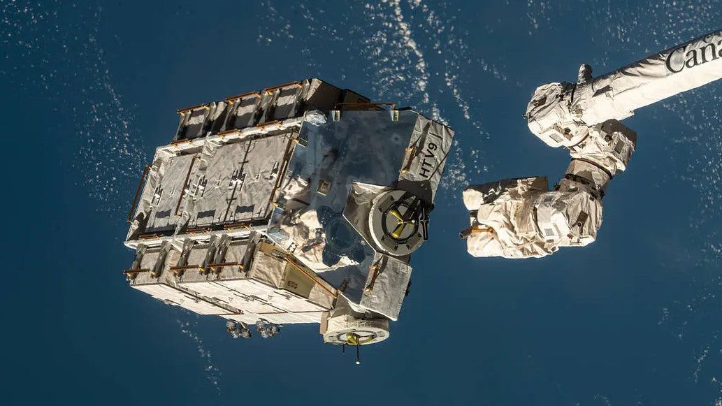 Eine externe Palette mit ausgedienten Nickel-Wasserstoff-Batterien wurde vom Canadarm2-Roboterarm (der Internationalen Raumstation ISS) freigegeben. Tr&uuml;mmerteile eines ausrangierten Batteriepakets der Internationalen Raumstation ISS k&ouml;nnten am Freitag auf die Erde niedergehen (---/Nasa/dpa)
