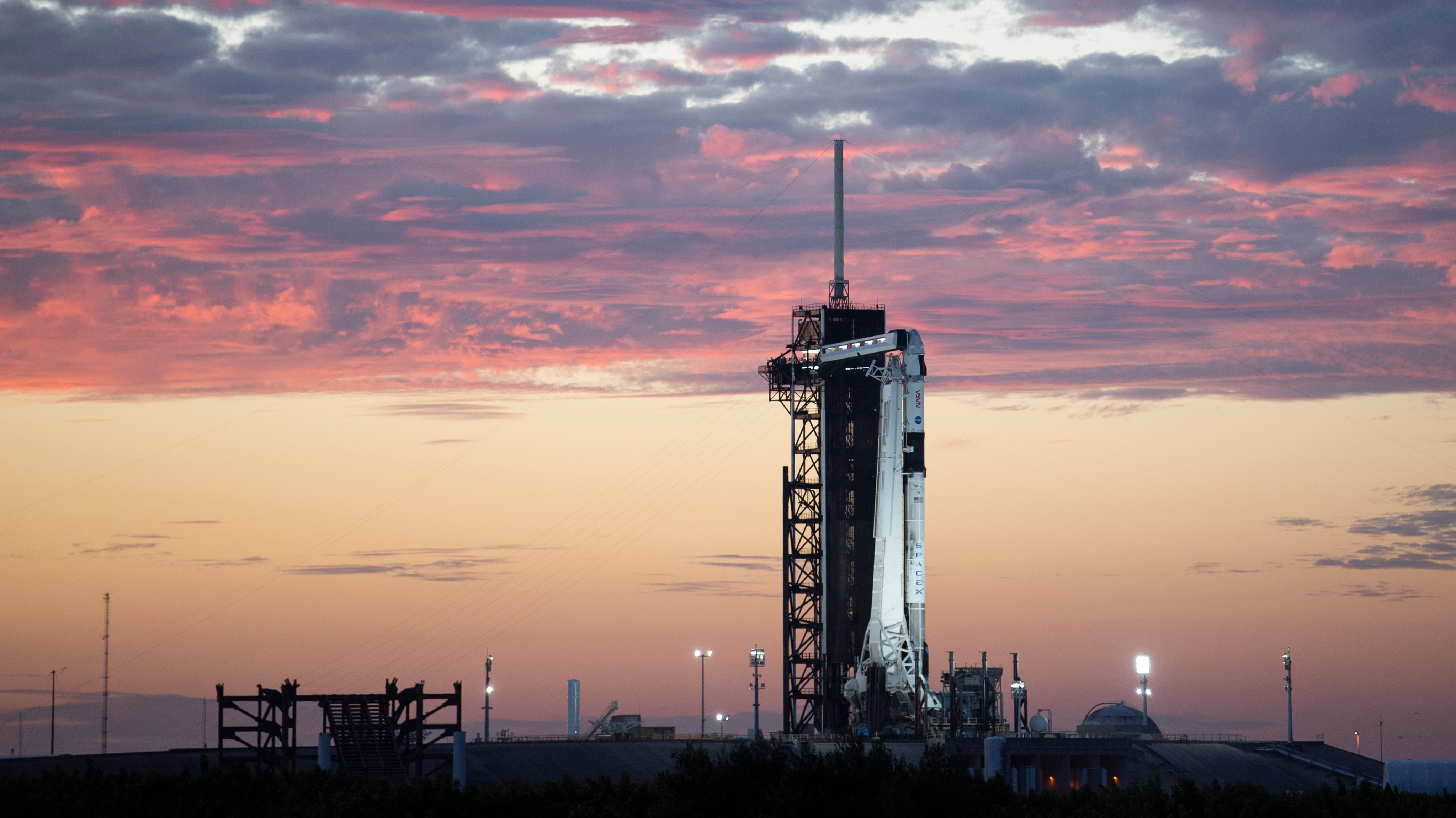 Cape Canaveral: Auf diesem von der NASA ver&ouml;ffentlichten Foto steht eine SpaceX Falcon 9-Rakete mit dem Crew Raumschiff Dragon bei Sonnenuntergang aufrecht auf der Startrampe am Launch Complex 39A, w&auml;hrend die Vorbereitungen f&uuml;r die Crew-3-Mission im Kennedy Space Center in Cape Canaveral fortgesetzt werden.