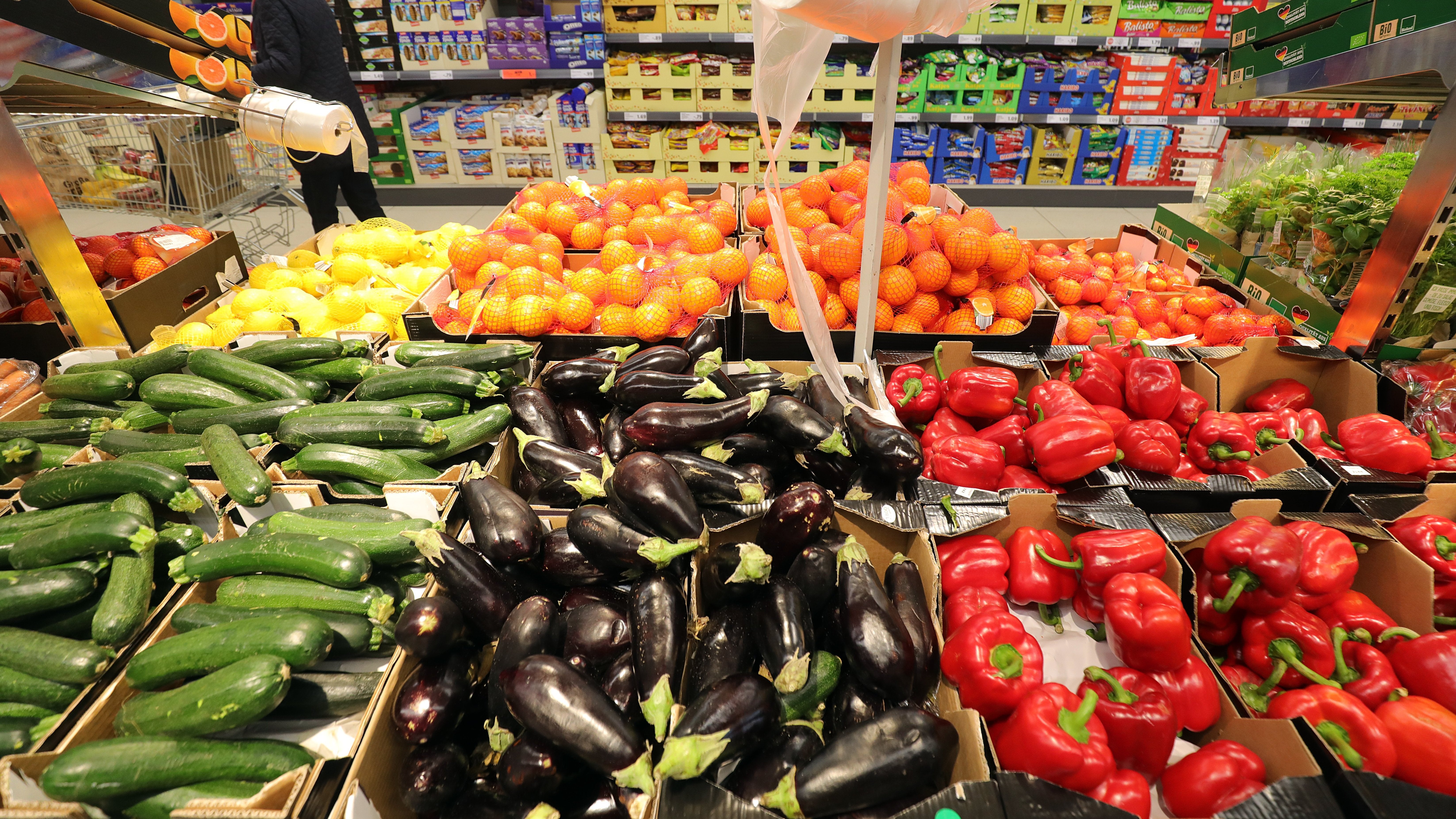 Berlin: Obst- und Gem&uuml;sesorten liegen in einem Berliner Supermarkt zum Verkauf bereit. Ein Gro&szlig;teil des in Deutschland verzehrten Gem&uuml;ses kommt aus dem Ausland. (Wolfgang Kumm/dpa) 