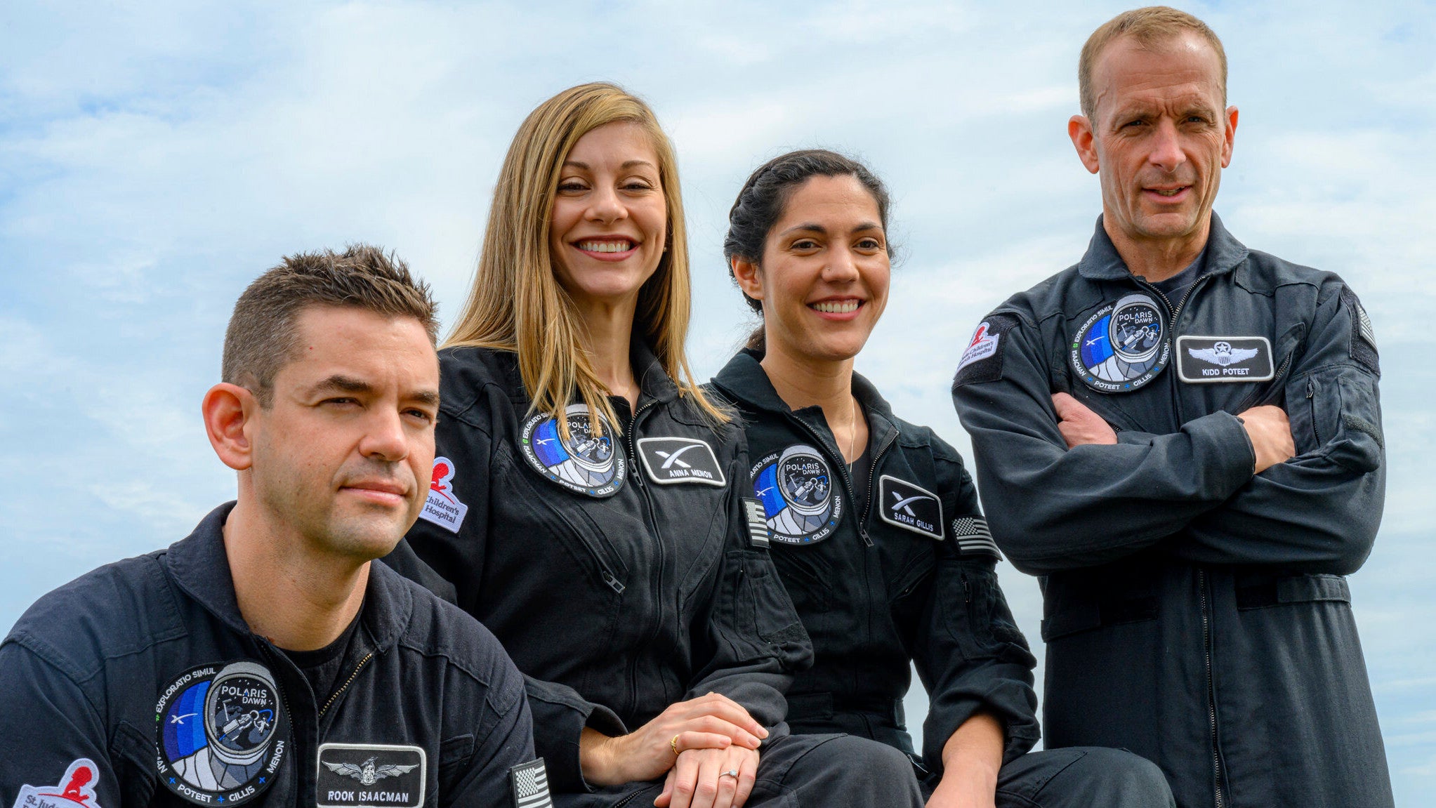Dieses von Polaris zur Verf&uuml;gung gestellte Bild zeigt Jared Isaacman (l-r), Tech-Unternehmer,  Anna Menon und Sarah Gillis, SpaceX-Mitarbeiterinnen, und Scott Poteet, pensionierter Oberstleutnant der Air Force. Der 39-j&auml;hrige US-Milliard&auml;r Isaacman, der im vergangenen Jahr Teil der ersten nur aus Laien-Astronauten bestehenden Raumfahrt-Crew im All war, hat drei weitere Reisen in den Weltraum gebucht. Foto: John Kraus/Polaris/AP/dpa - 