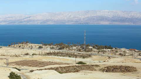 Blick vom En Gedi Kibbutz auf ausgetrocknete Dattel Plantagen beim Toten Meer. 